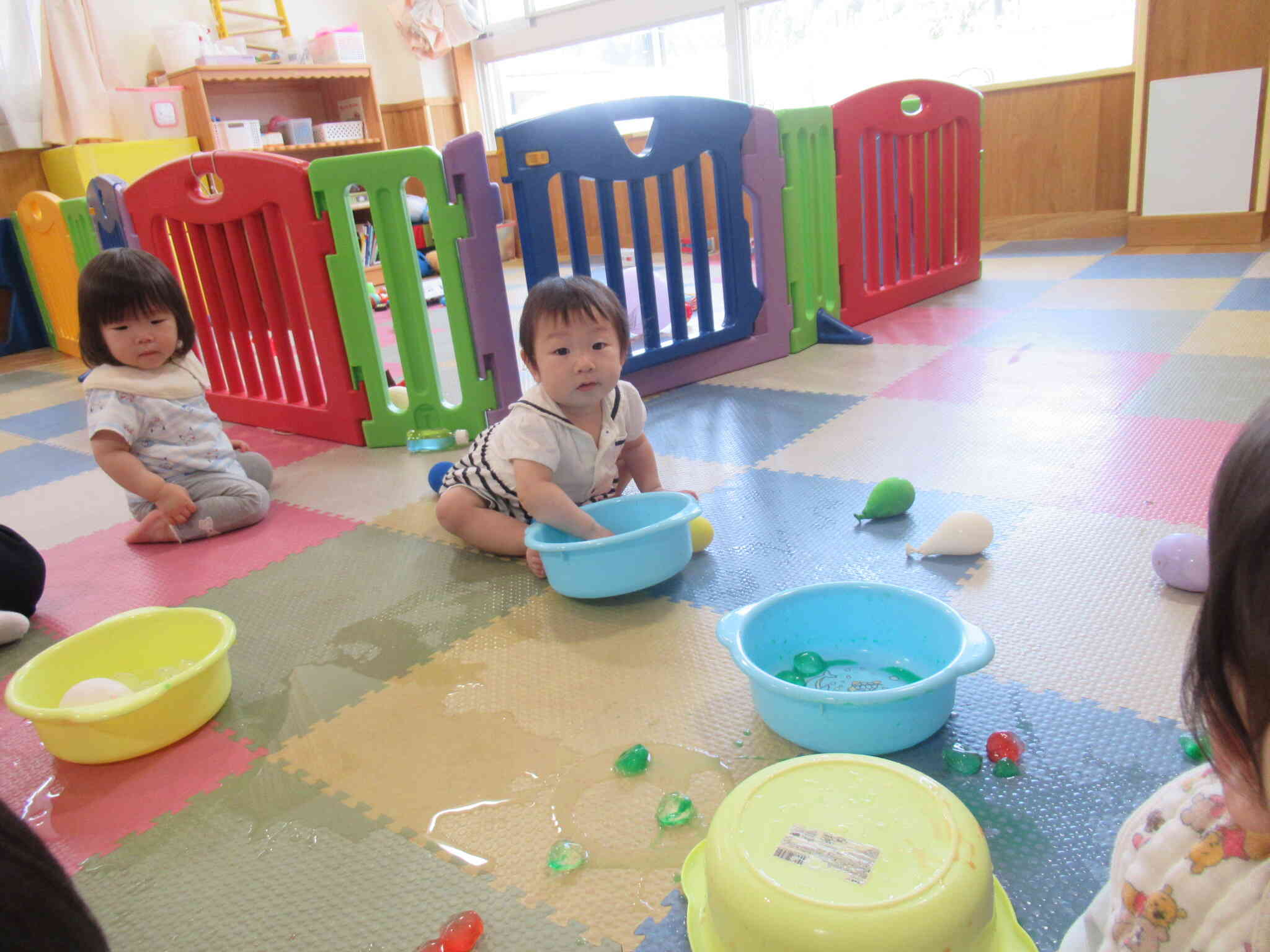 お水や氷が冷たかったよ!ひよこ2組(0歳児)