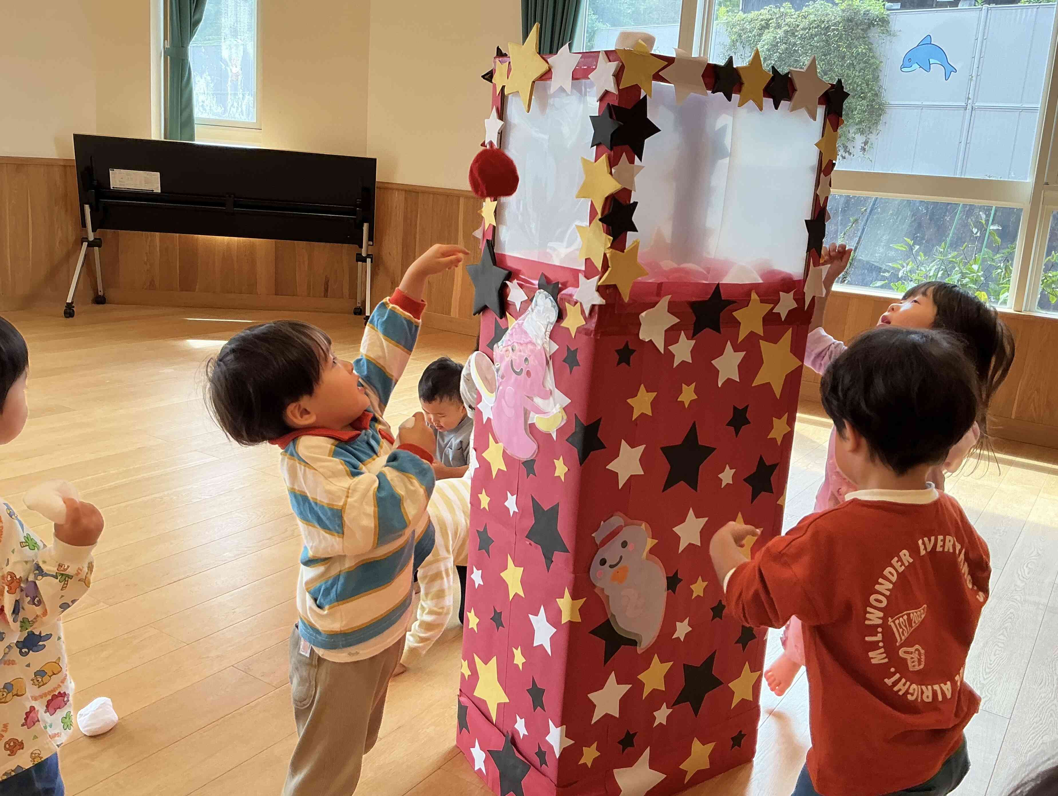 玉入れ♪に挑戦‼ ぺんぎん1組 (2歳児)