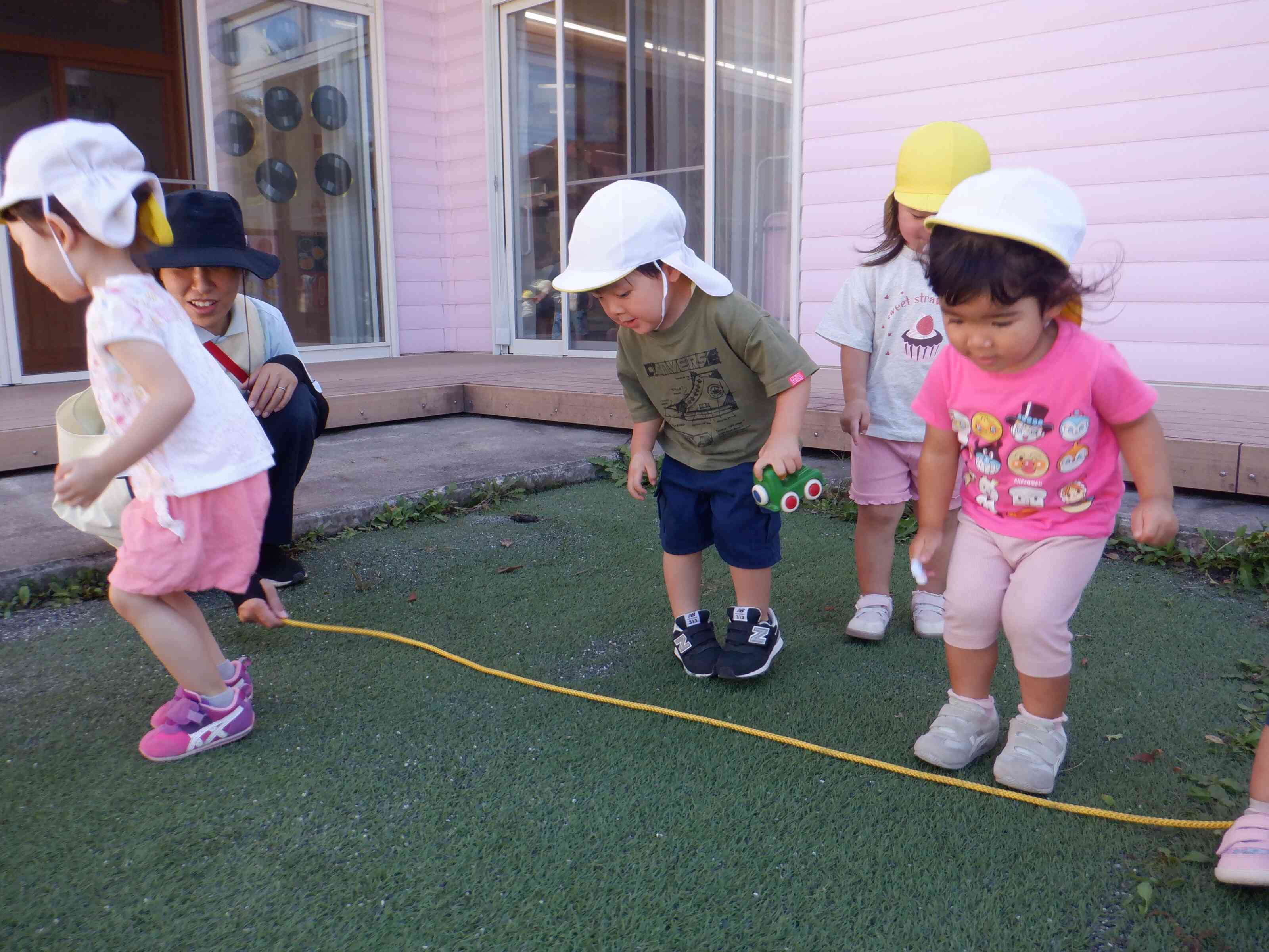 大縄跳びにチャレンジ♪     ぺんぎん2組（2歳児）
