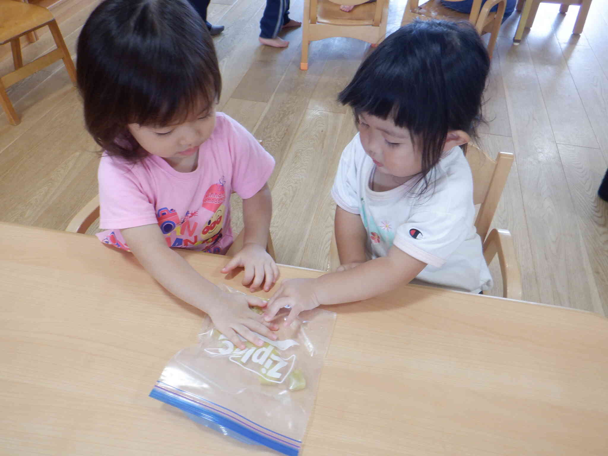 あひる組(1歳児)さんも仲良く作ったよ
