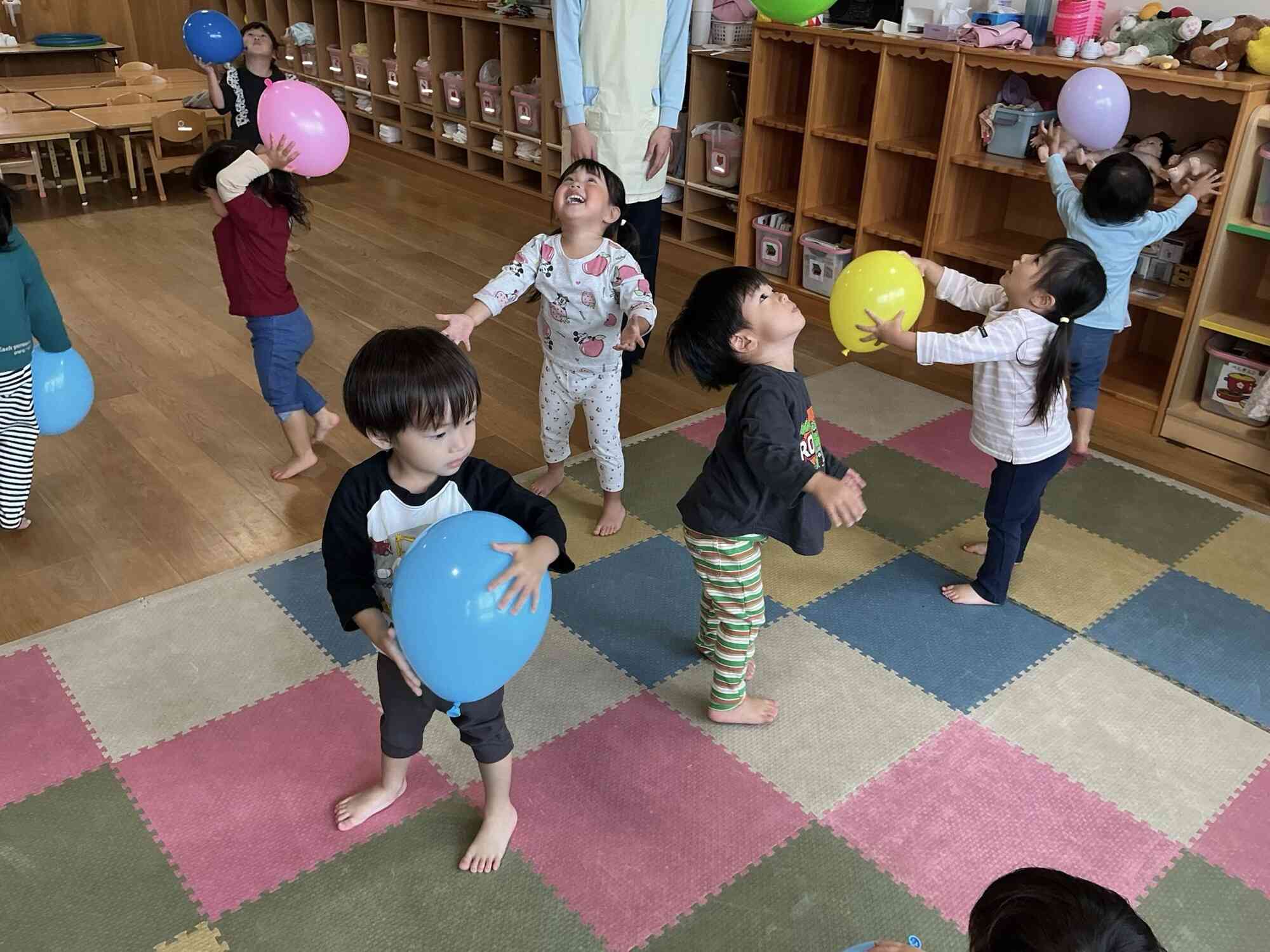 風船で遊んだよ!ぺんぎん2組(2歳児)