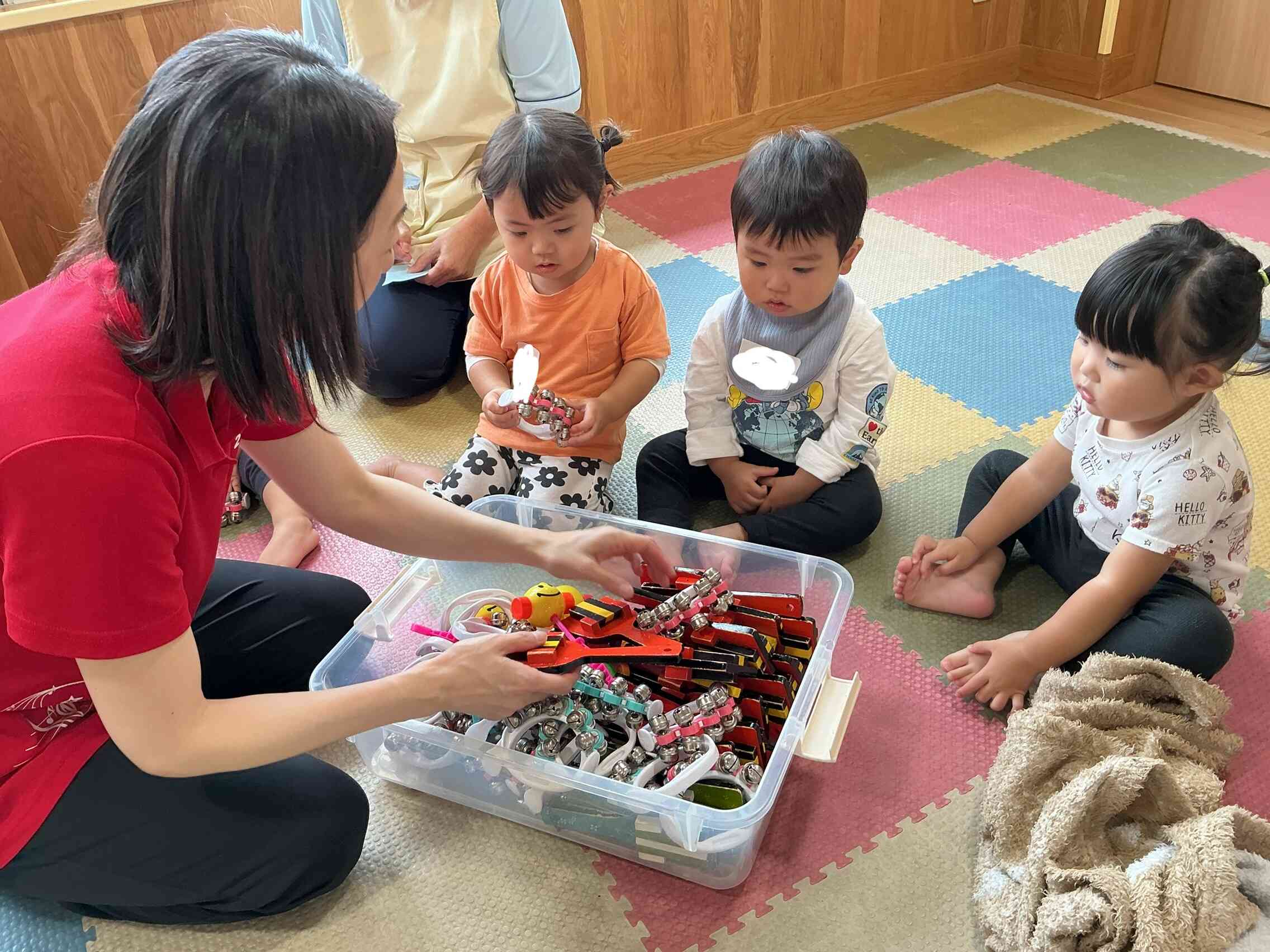楽器って面白いな♪ あひる2組(1歳児)