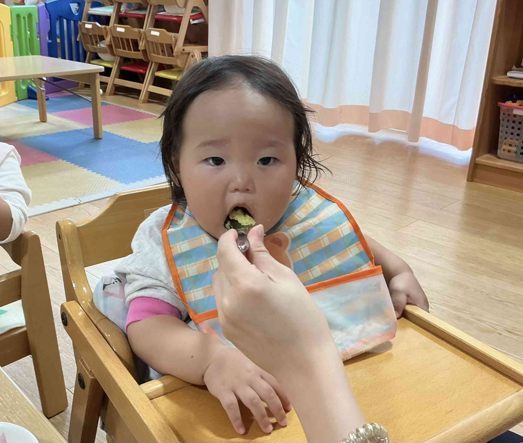 楽しくモリモリ食べてるよ〜♪ ひよこ1組(0歳児)