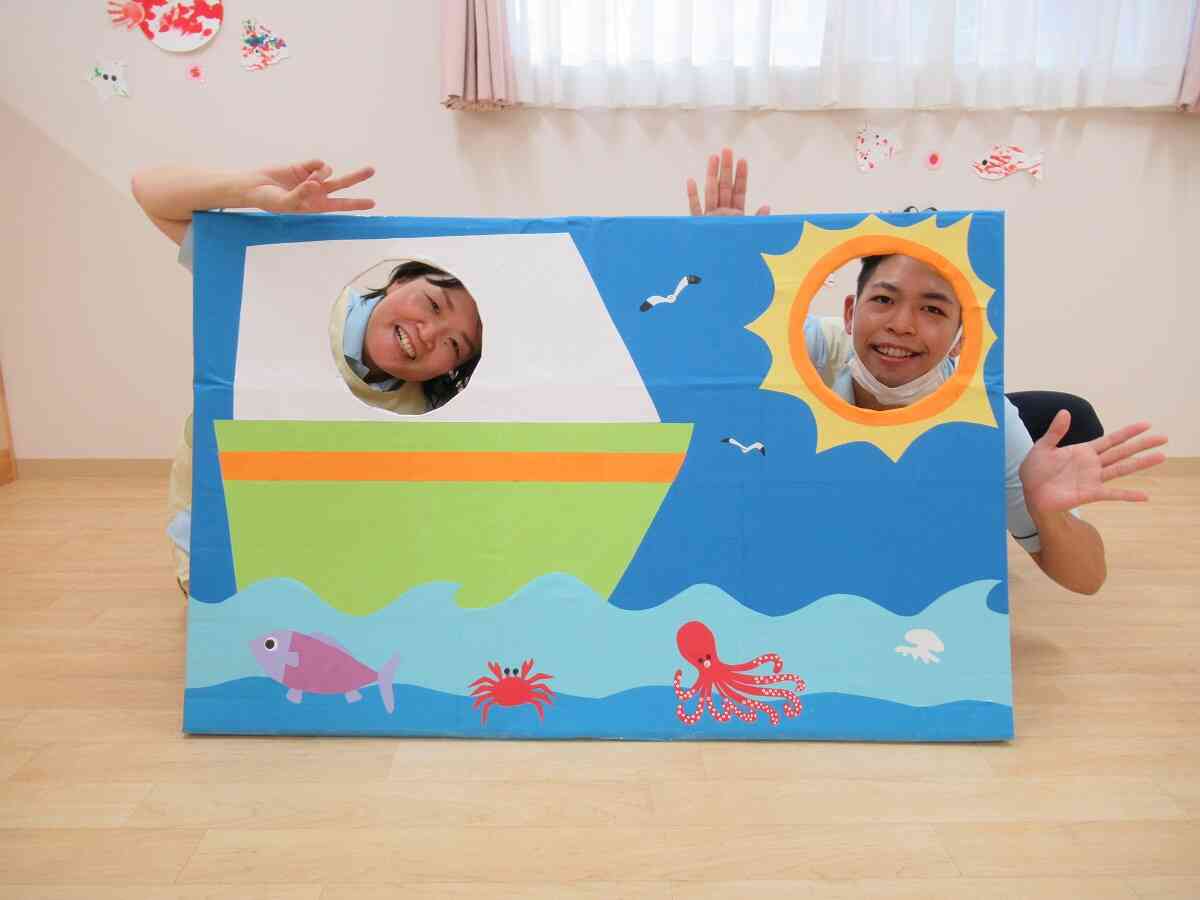 フォトパネルは海をモチーフに船と太陽！！　先生たち良い笑顔♡
