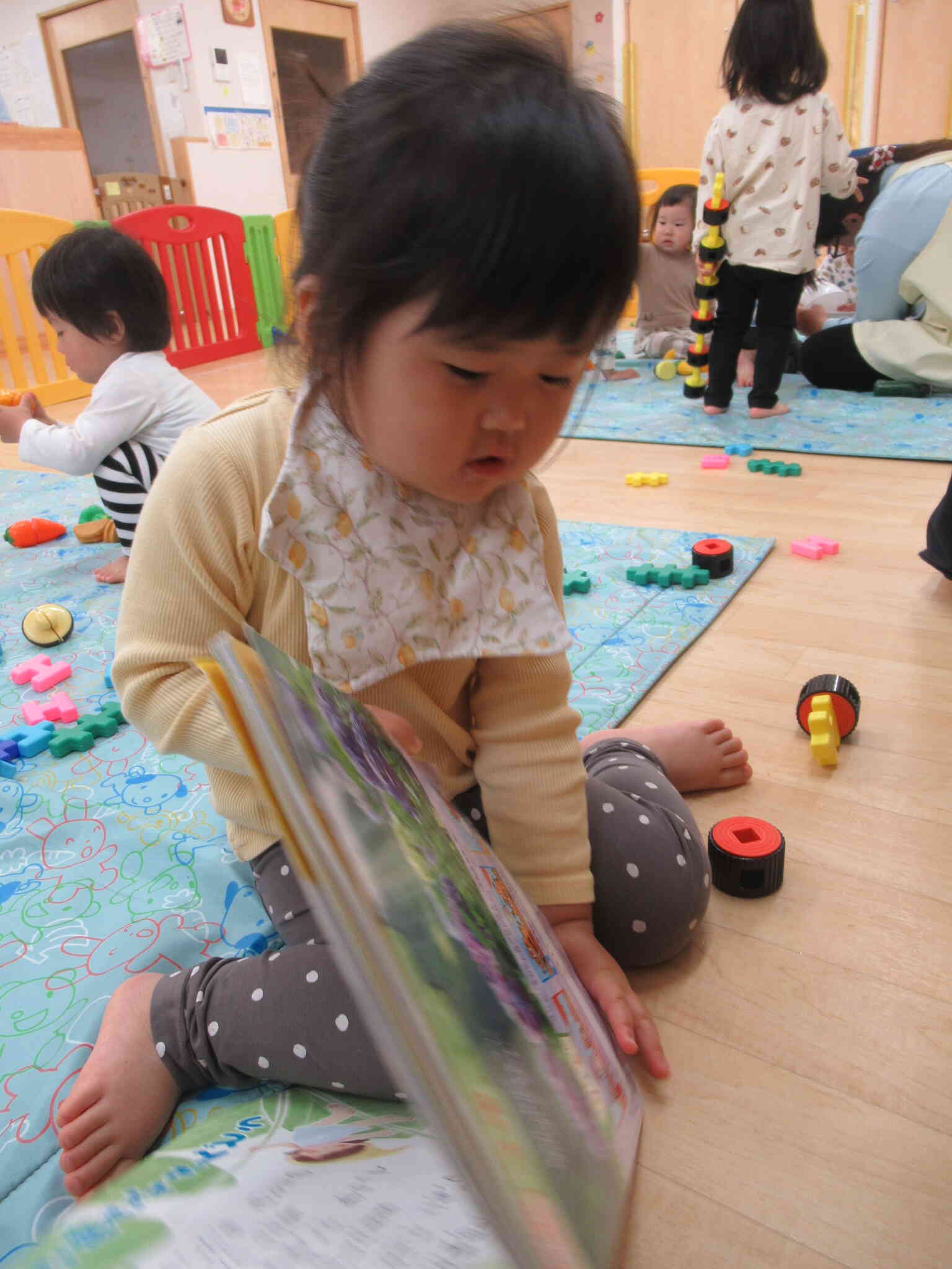 ひとりで絵本読めるんだよ！
