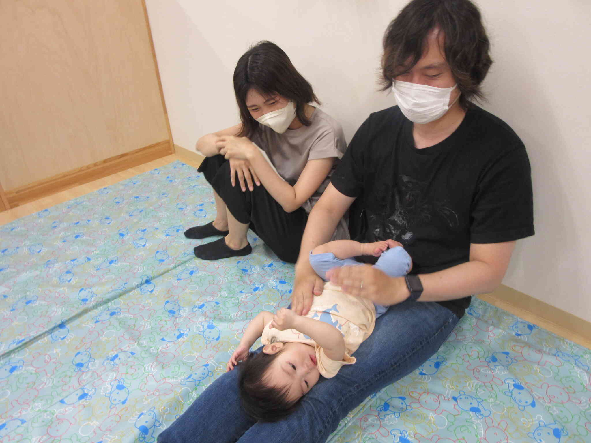 パパのお膝で触れ合い遊び♪