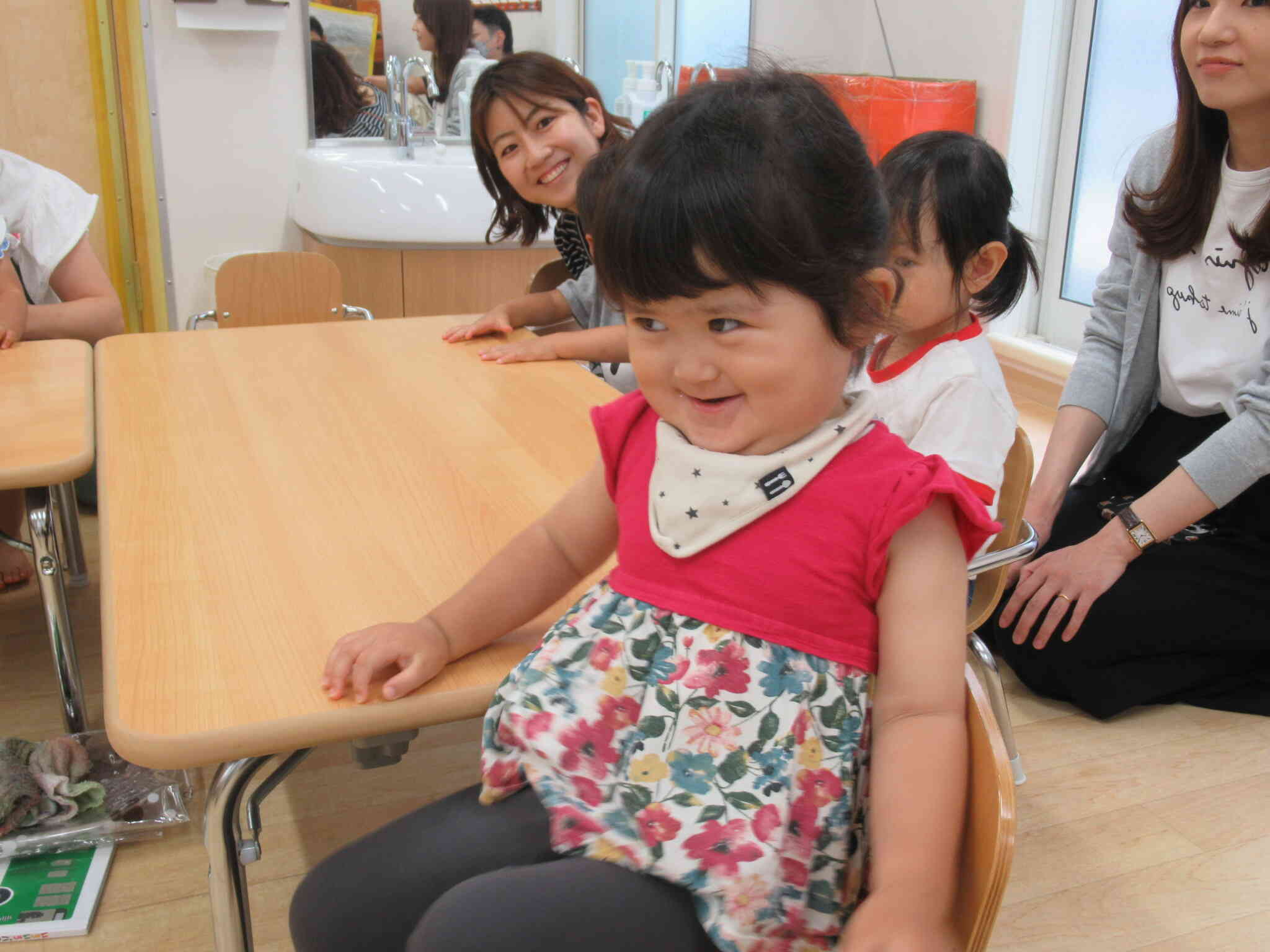 朝の会の様子です。　お名前を呼ばれて嬉しくてこの笑顔♡