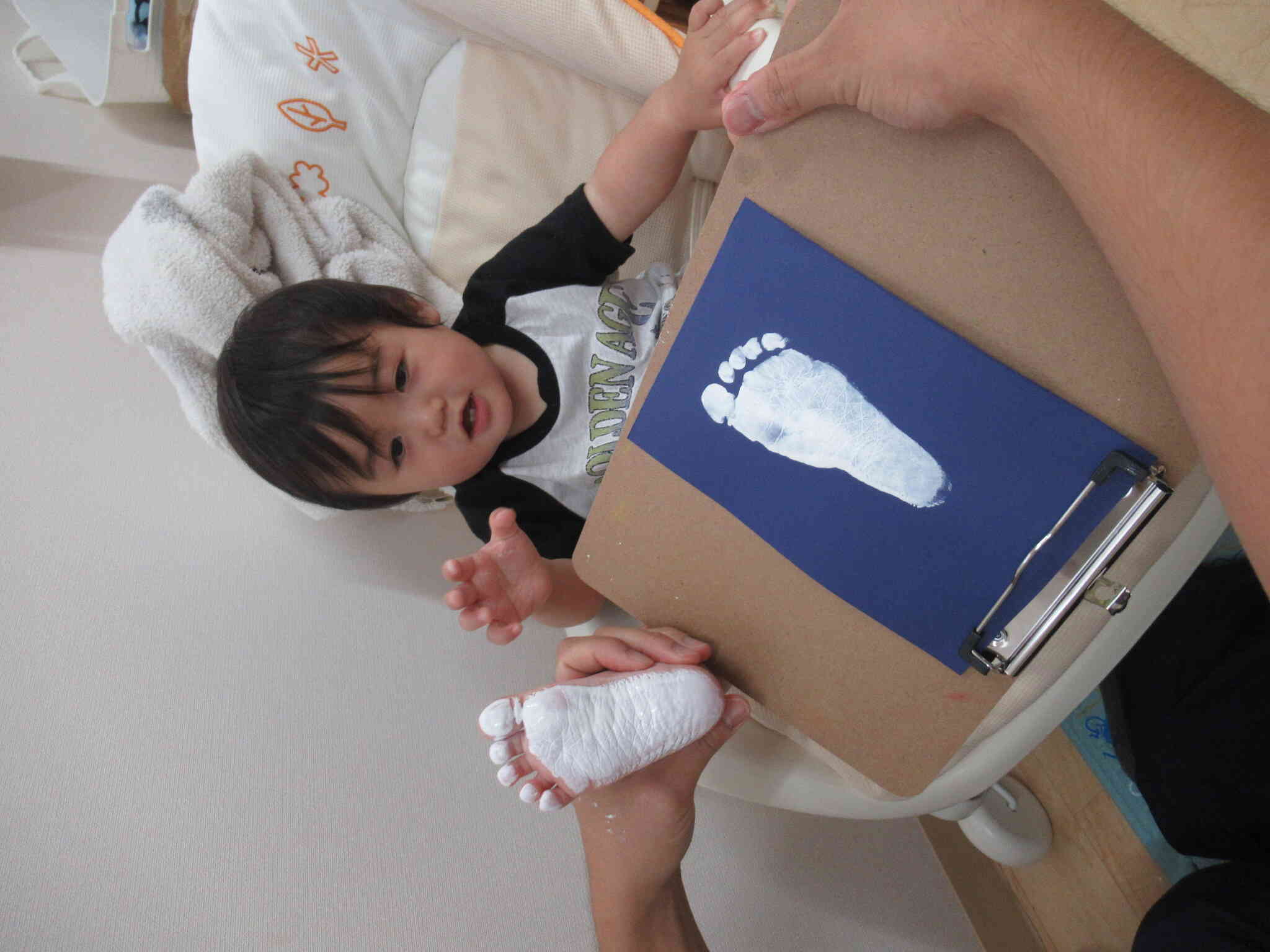 ひよこ組は足形をペタッ！これはいったい…？？
