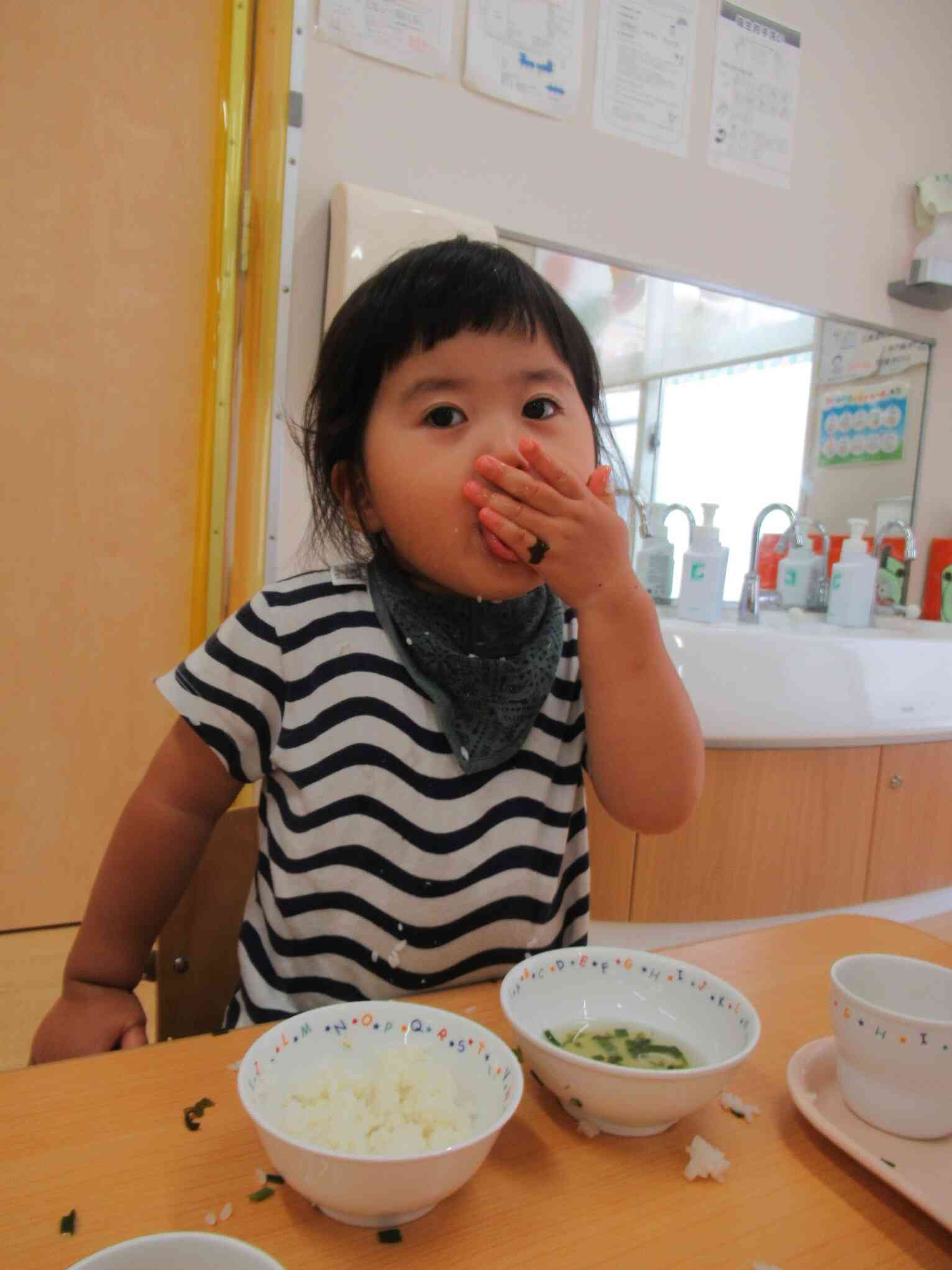 大きな口でモグモグ