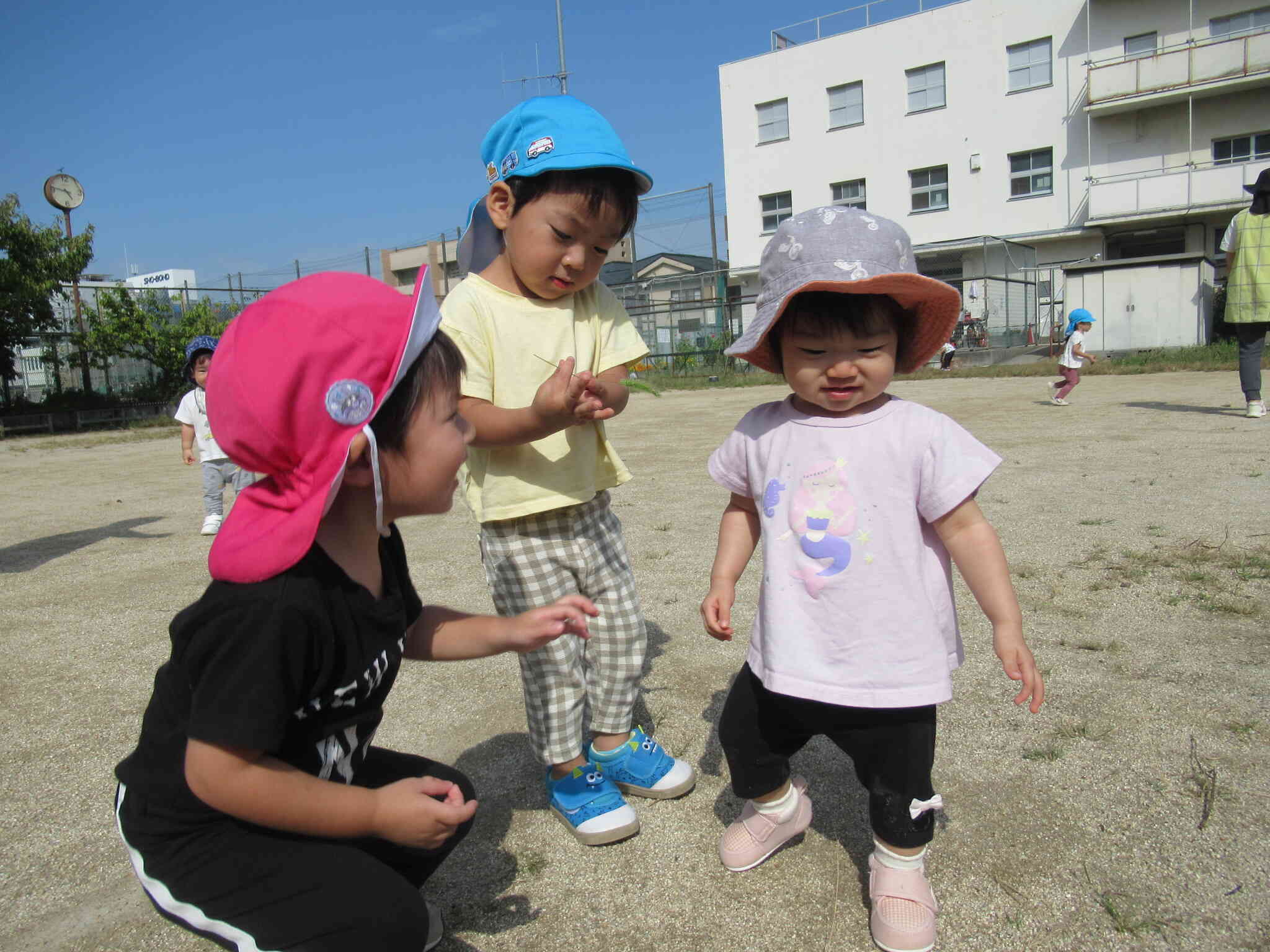 涼しくなってきたね♪　大好きなお外遊び。一緒に歩こう！