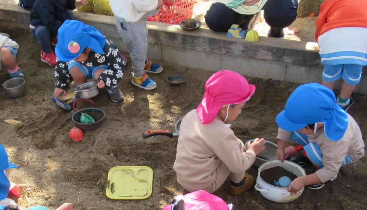 園庭で砂遊び！