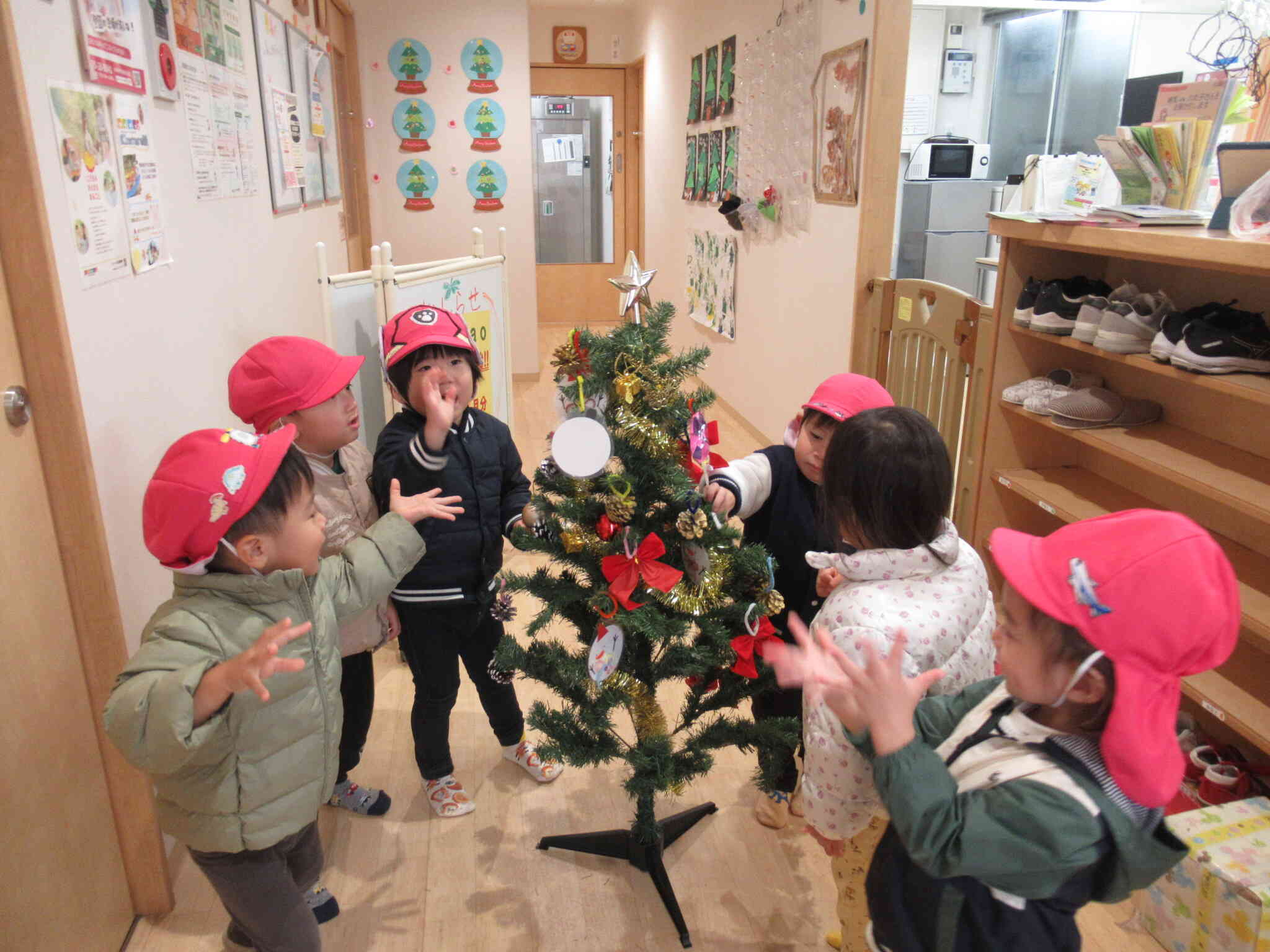 クリスマスツリーを飾って思わず踊りだしちゃうお友達♪　早くサンタさん来ないかな～！