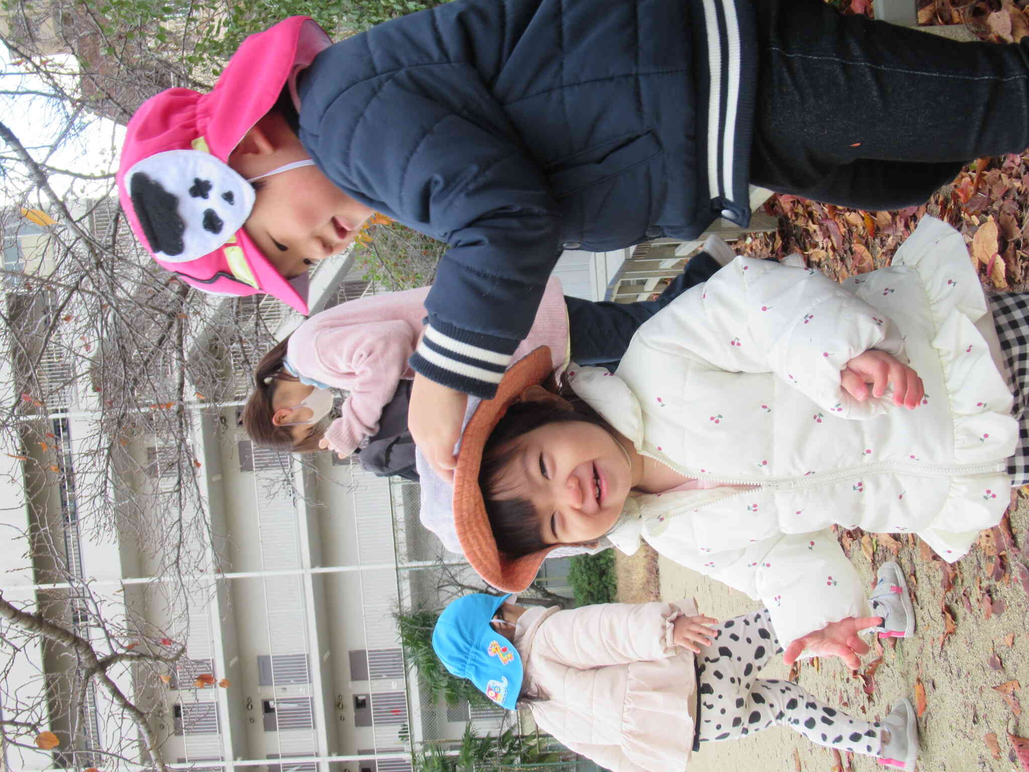 帽子に葉っぱついてるよ。とってあげるね♪