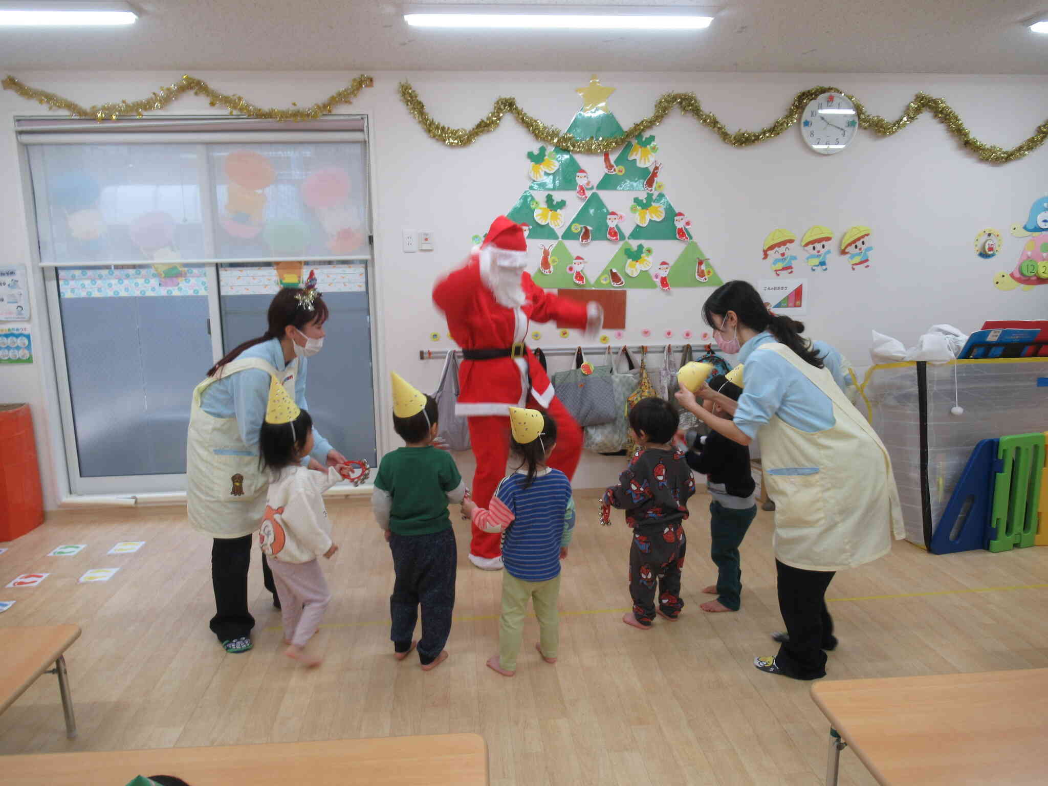 サンタさんの元気さにおもわず圧倒される子どもたちでした（笑）