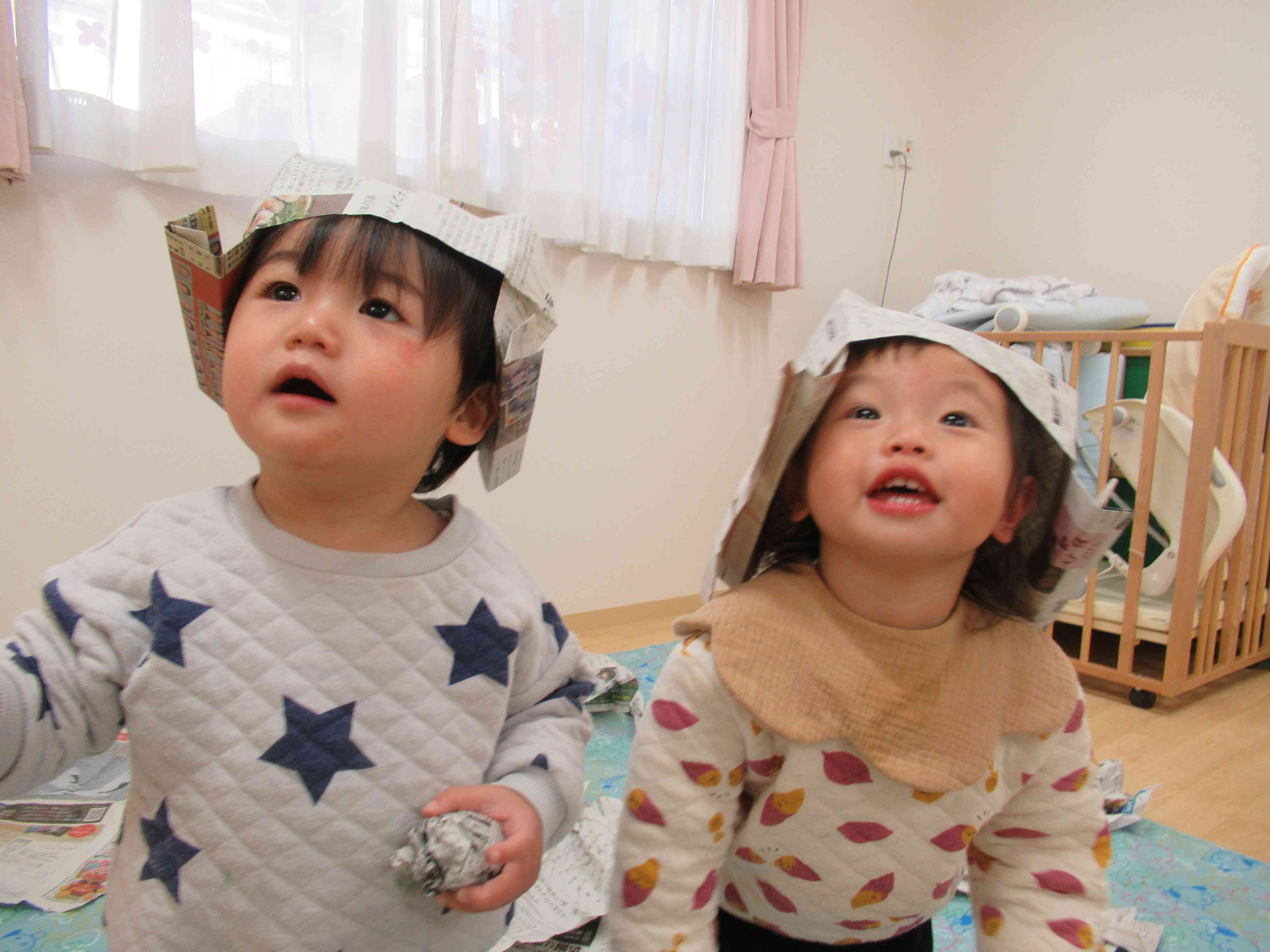 新聞紙遊びをしたよ！帽子作ってもらったの。かわいい？