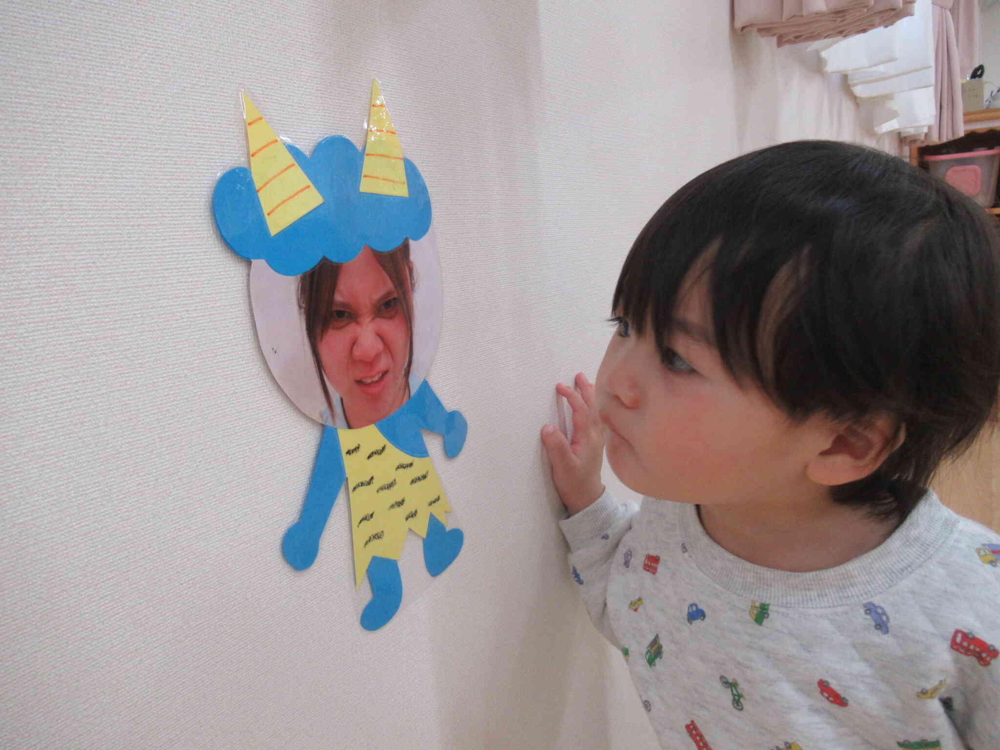 壁にも小さい鬼がいっぱいいましたよ♪「わ。どうしてこんなかお？」ぽかーん、として覗きこんでいる姿に、思わず笑いが・・・