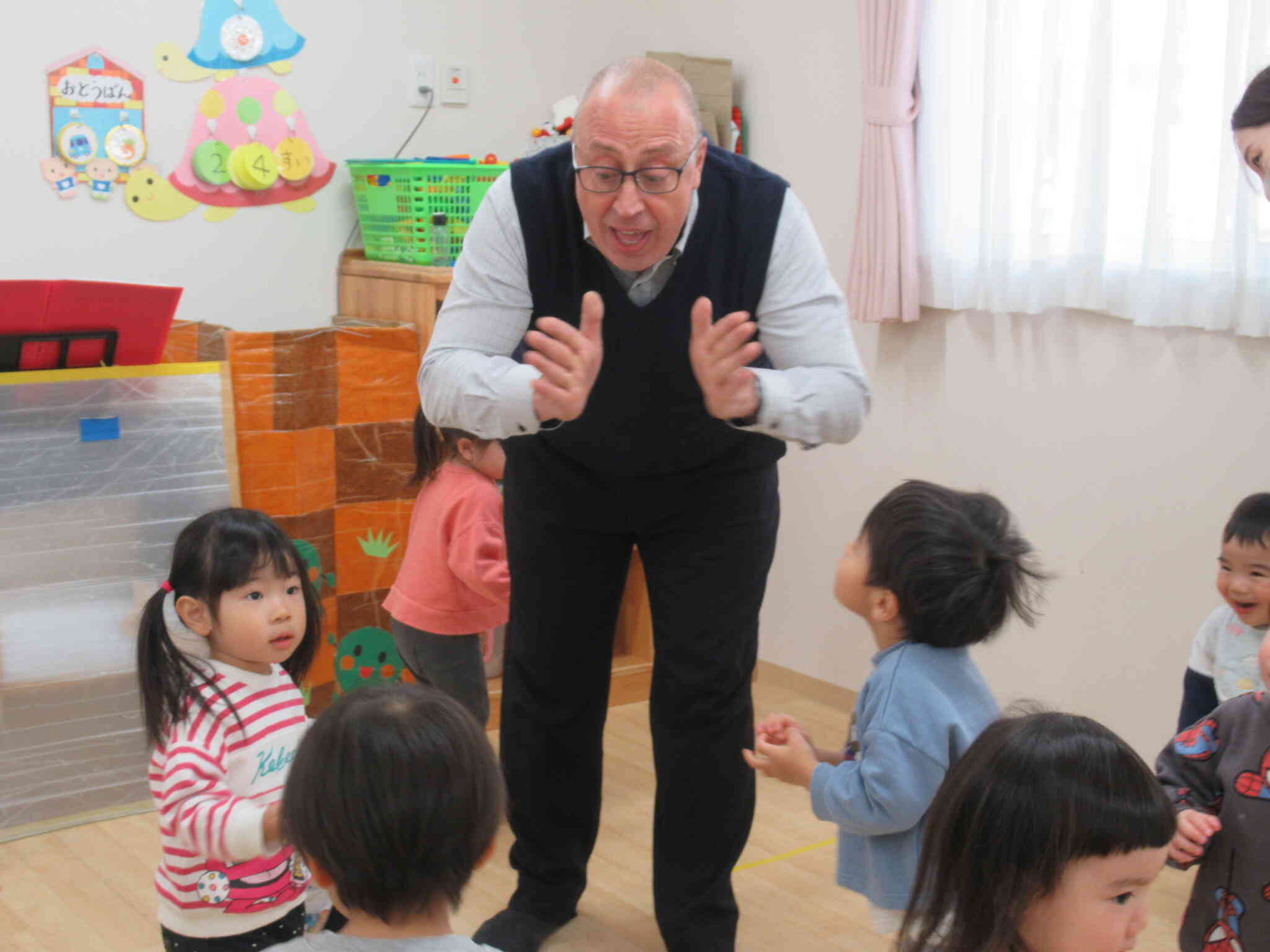 お次の曲は『 If You're Happy』で検索してね♪If you're happy happy happy, clap your hands.パンパン♪