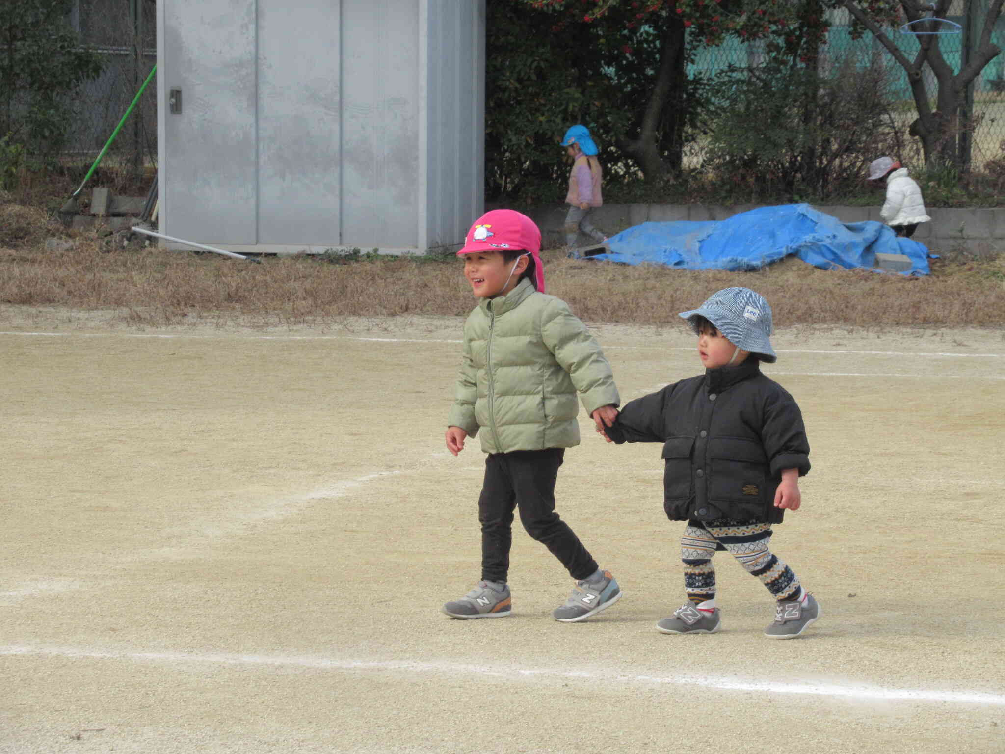 小さいお友だちと仲良く手繋ぎ歩き～♪
