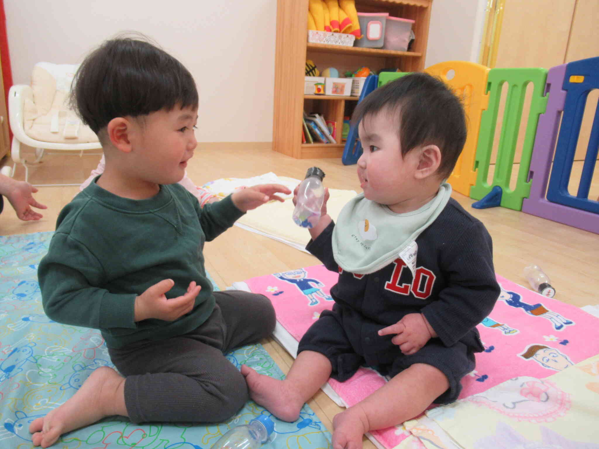 ぼくは、０歳児ひよこ組のお部屋へ出張に来ました♪