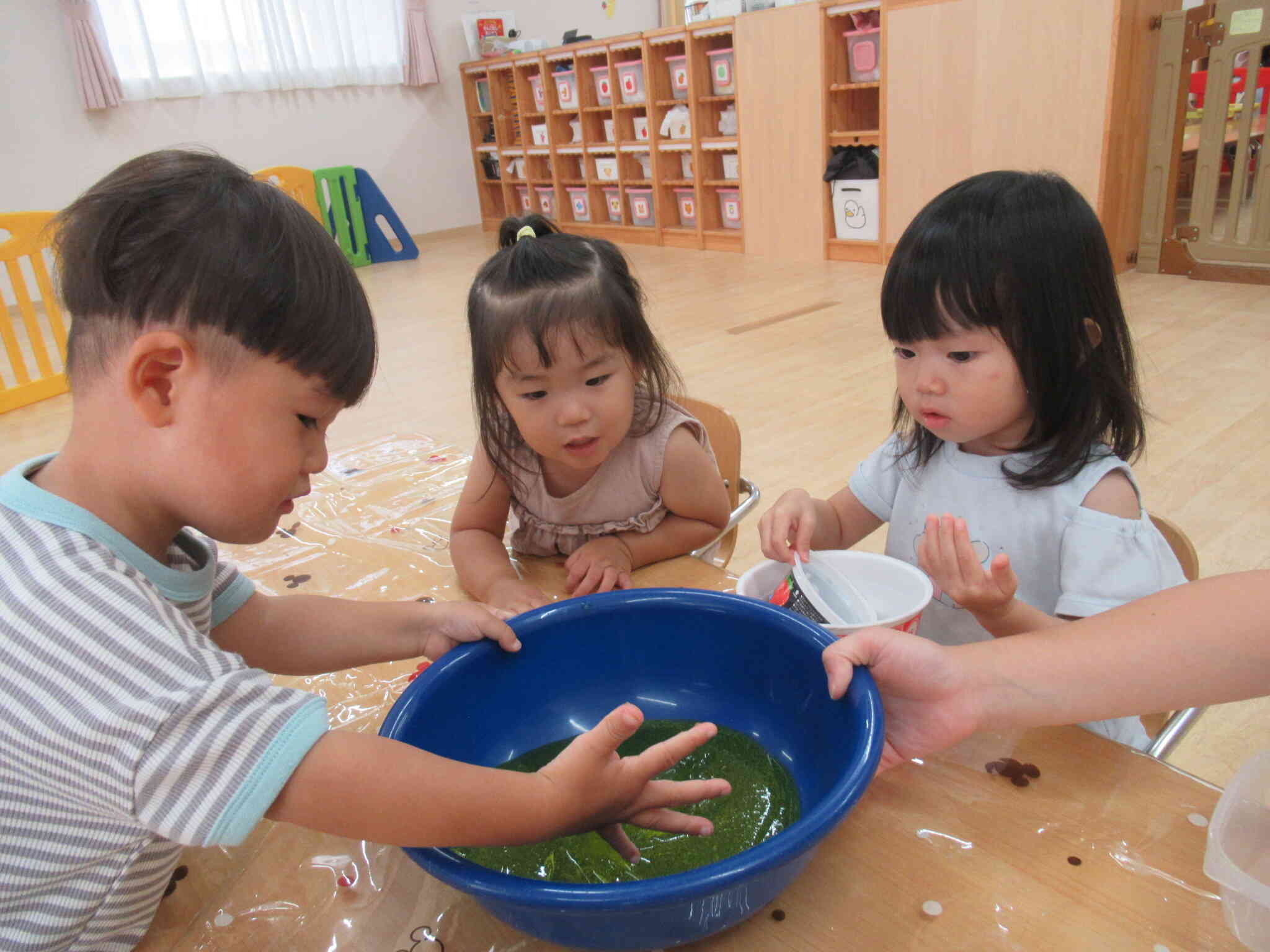 １歳児のスライム遊び