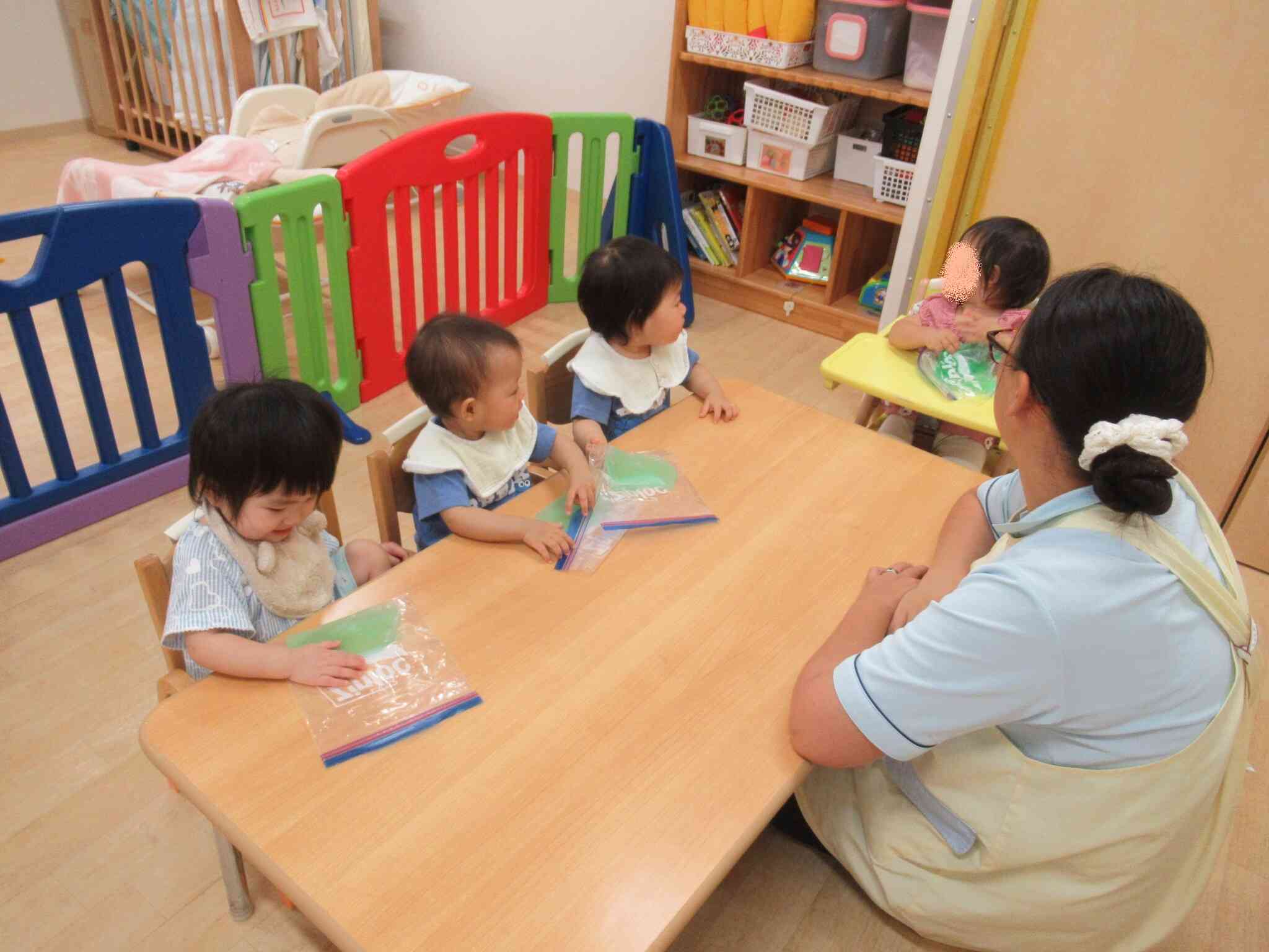 ０歳児さんのスライム遊び