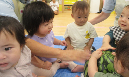 大きな大きなスイカ!(0歳児)