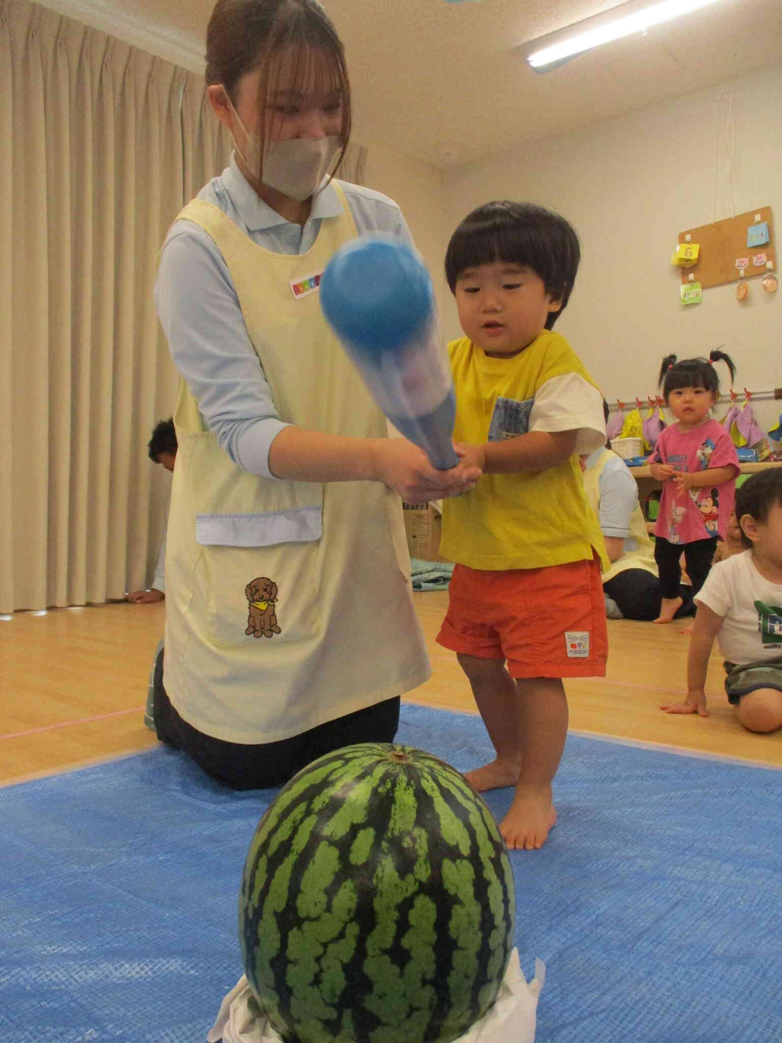 待ちに待ったスイカ割りの順番！（１歳児）