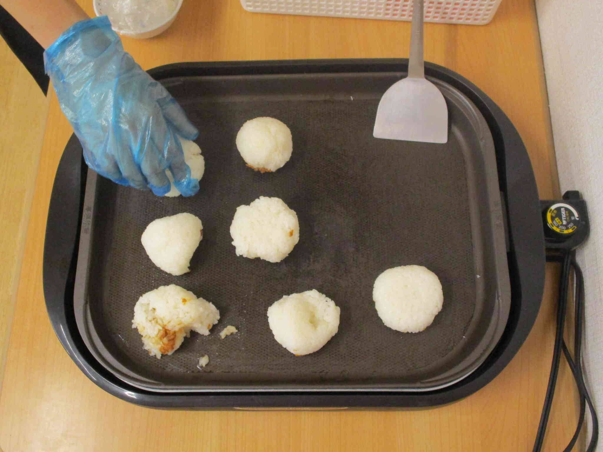 味噌を塗ってホットプレートへ