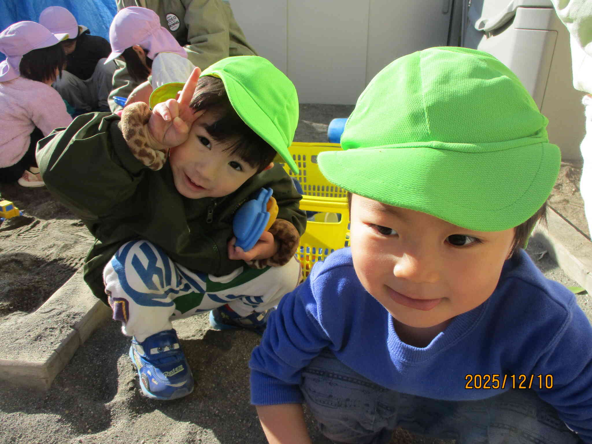 砂場でにっこり