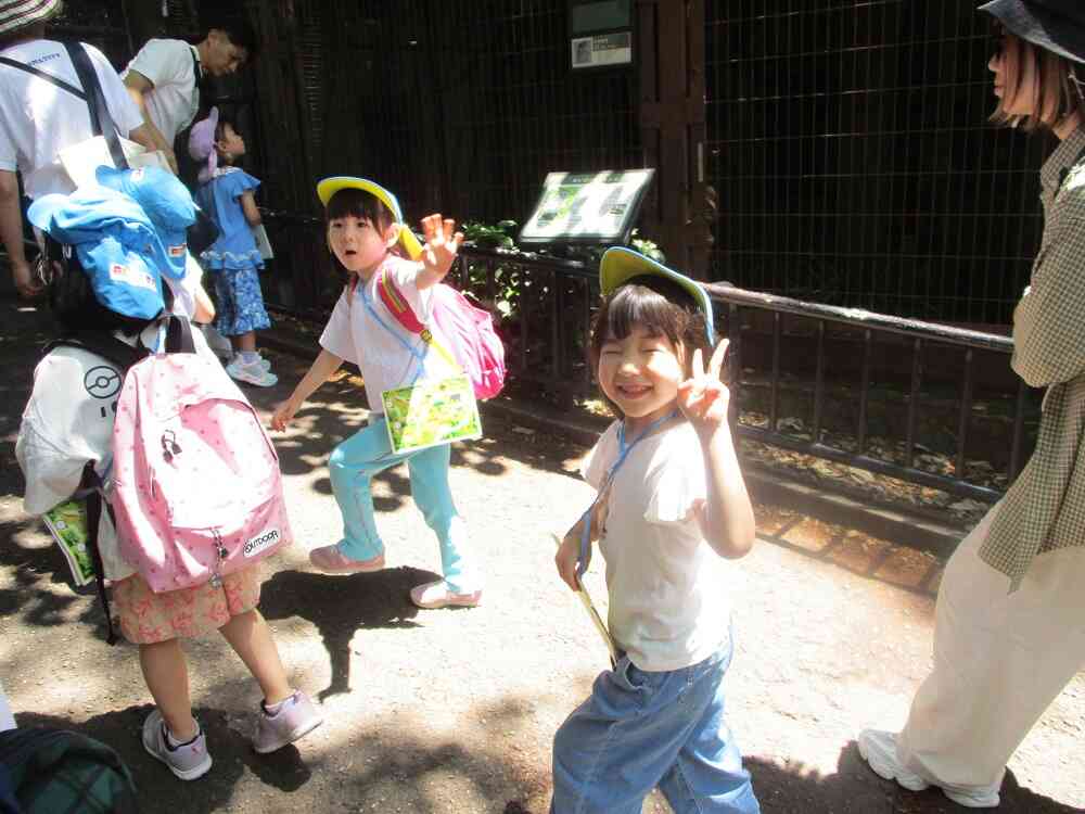 お友だちと一緒に動物園、うれしいなぁ～♪