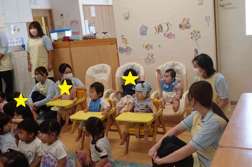 ０歳児クラスのお友だちも興味津々で観ていましたよ！