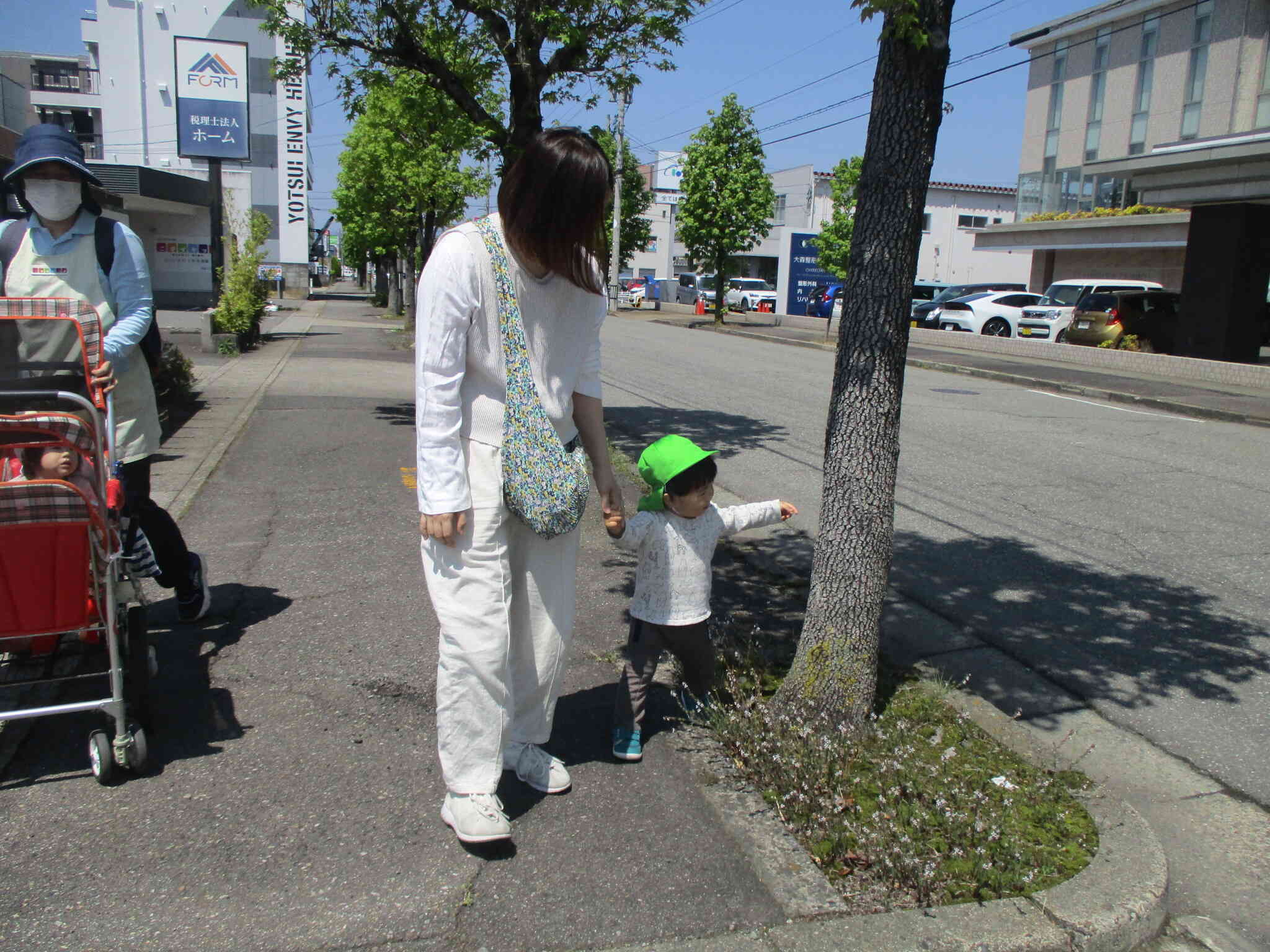 お母さんと手を繫いで歩いたよ☆