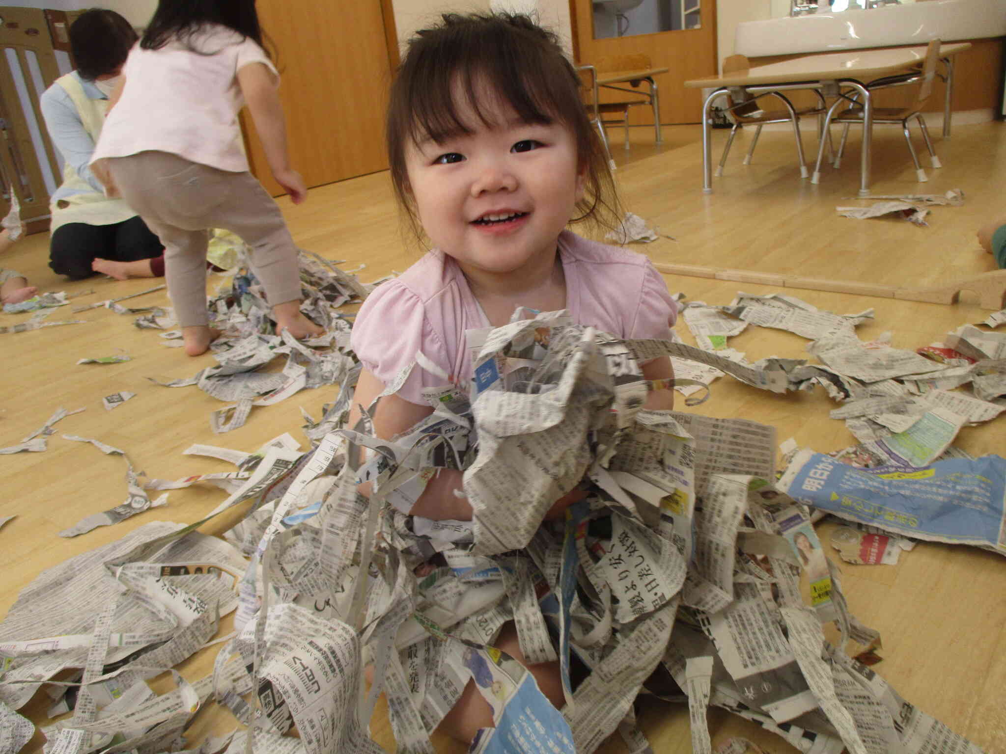 新聞紙の雨が降ってきた！