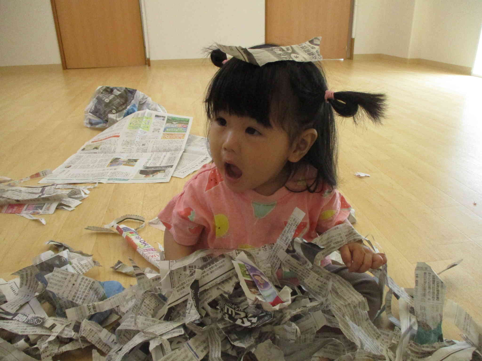 新聞紙遊びしたよ♪