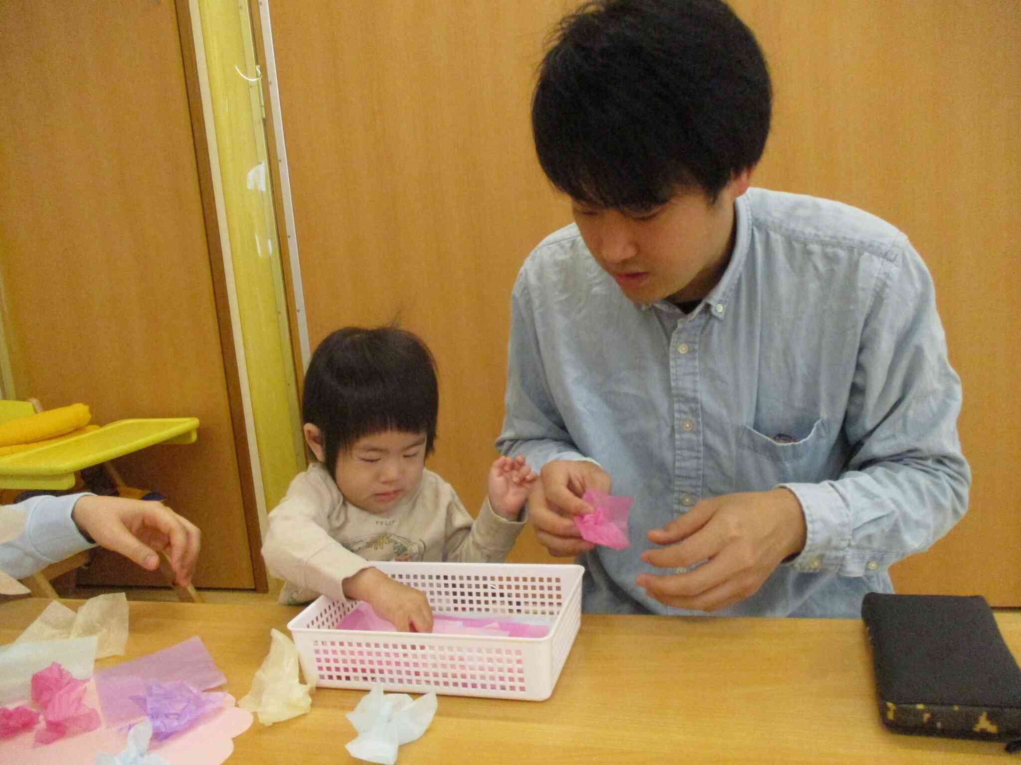 保育参観に来ていたお父さんと一緒に