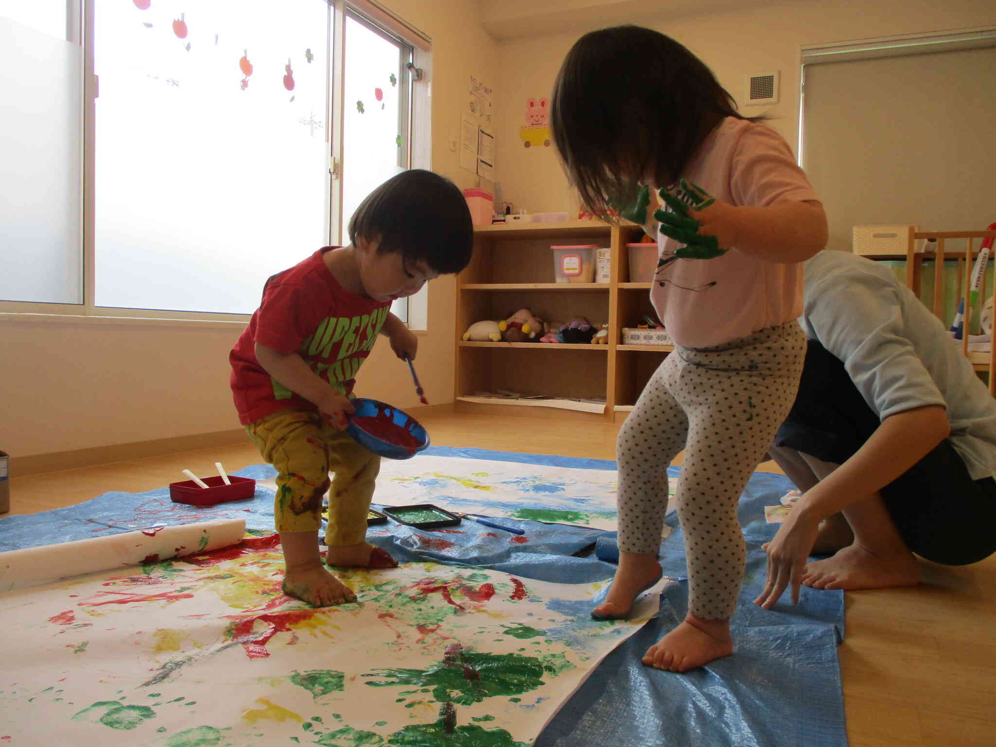 絵の具遊び、楽しいよ！