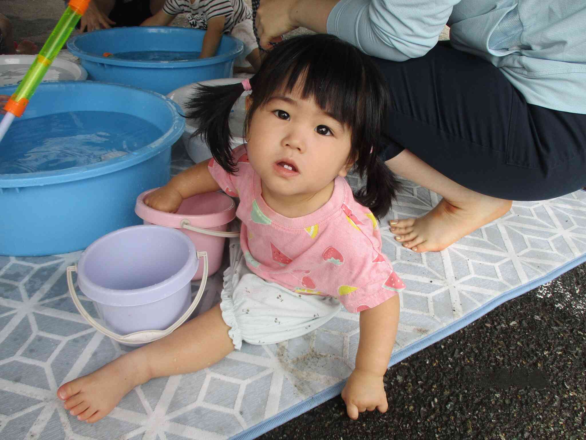 バケツの中のお水をチャプチャプ♪
