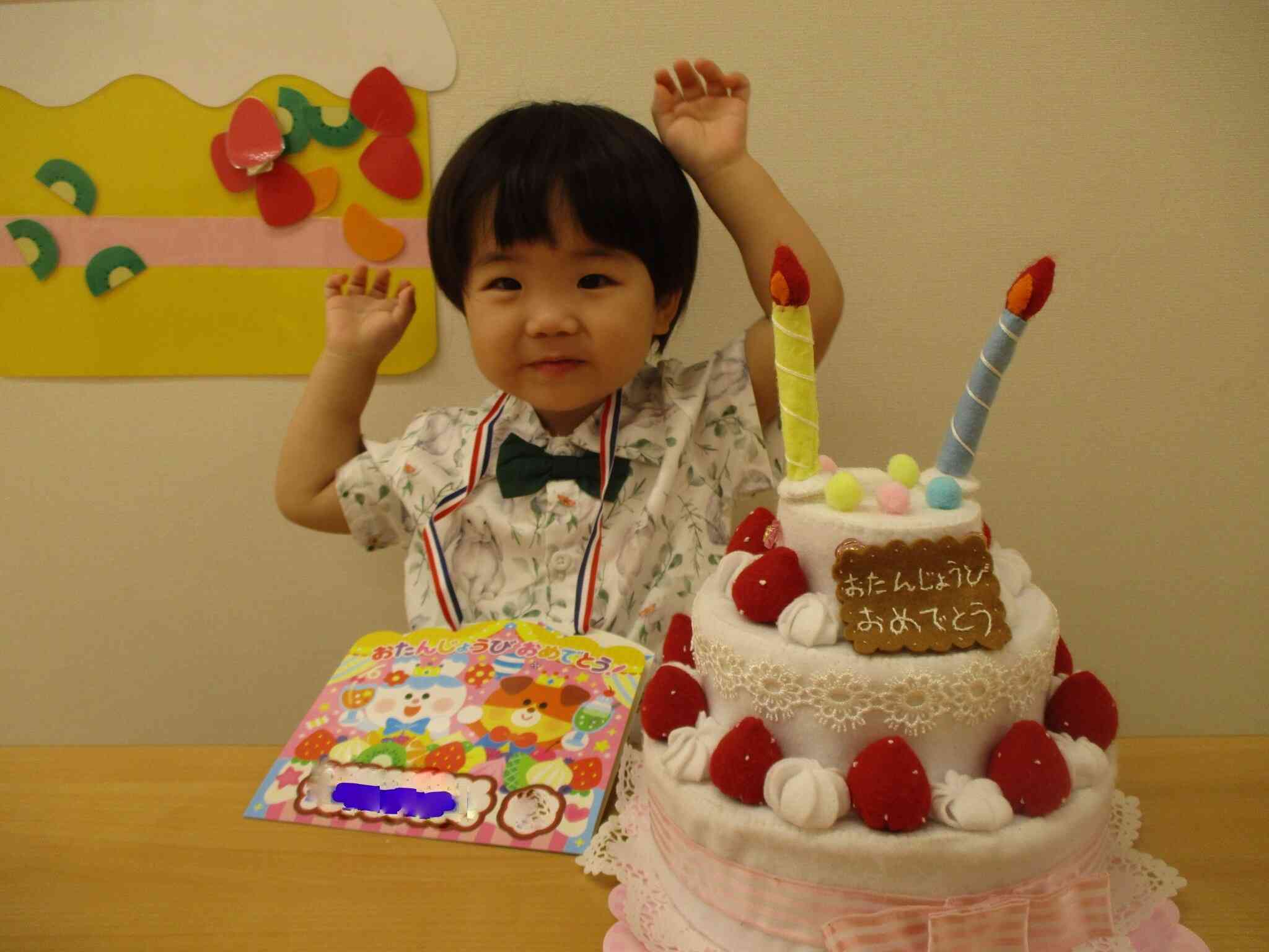 ケーキの前でポーズ！