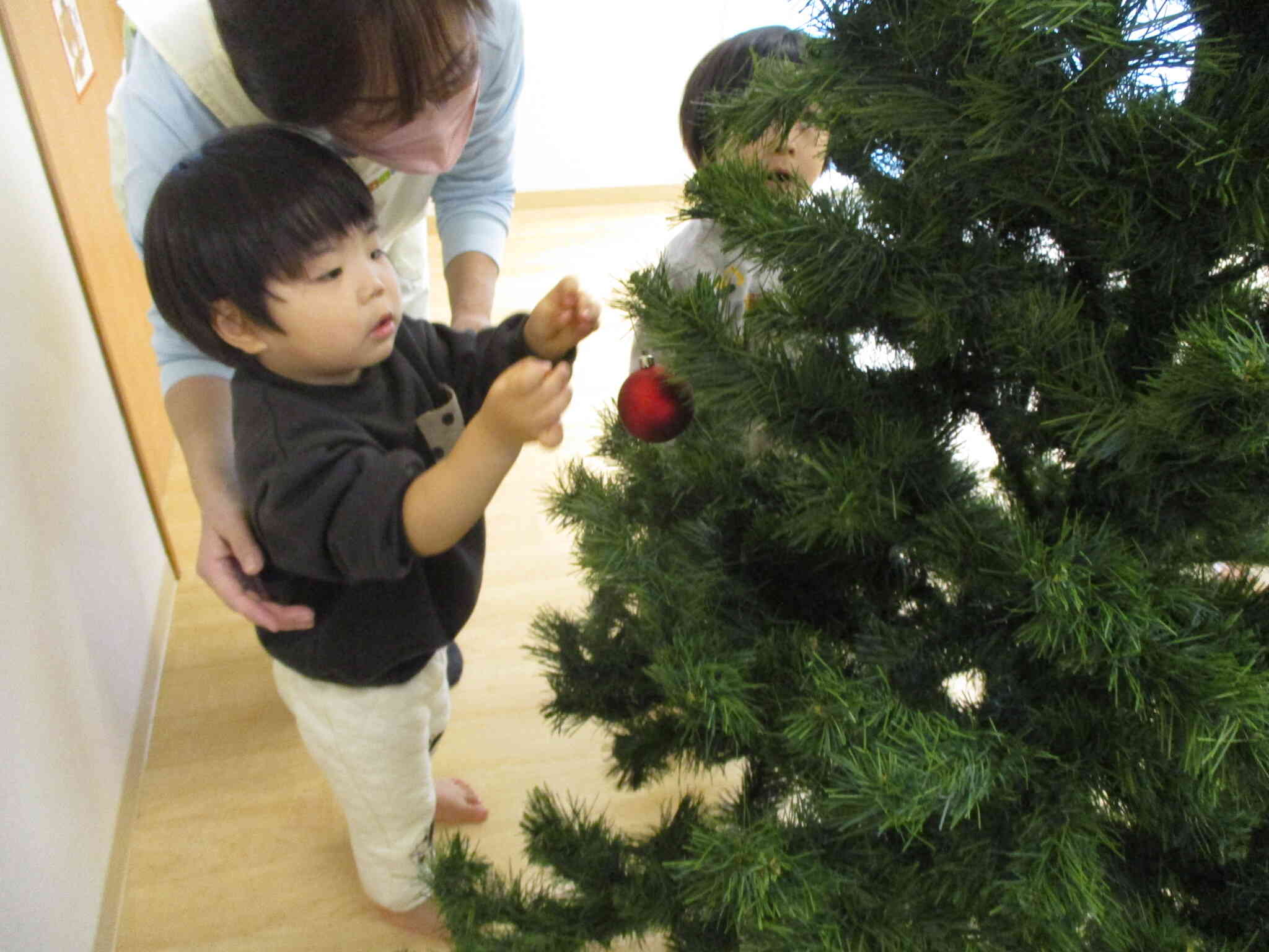 クリスマスツリーの飾り付けをしました！