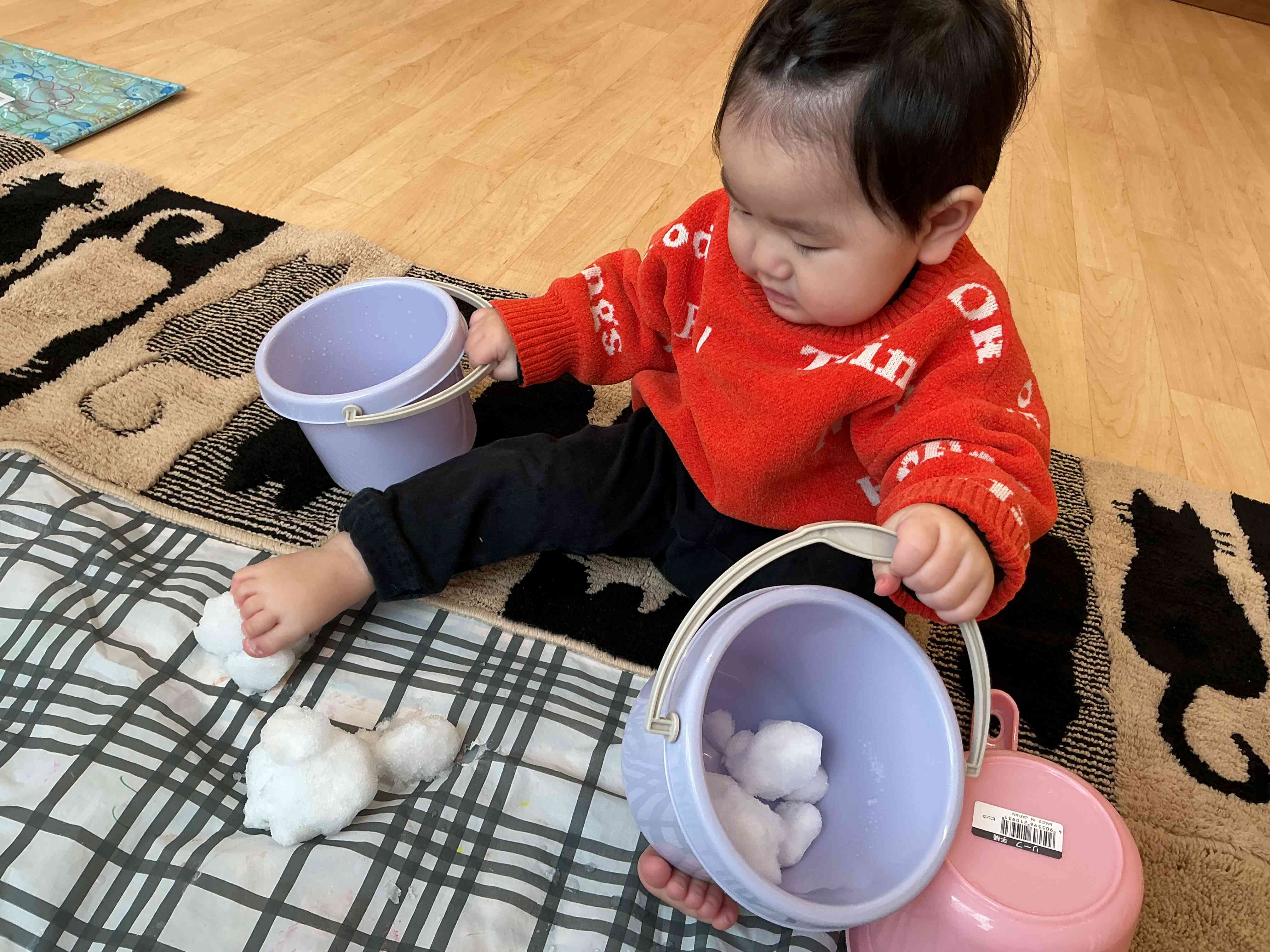 足で触っちゃお