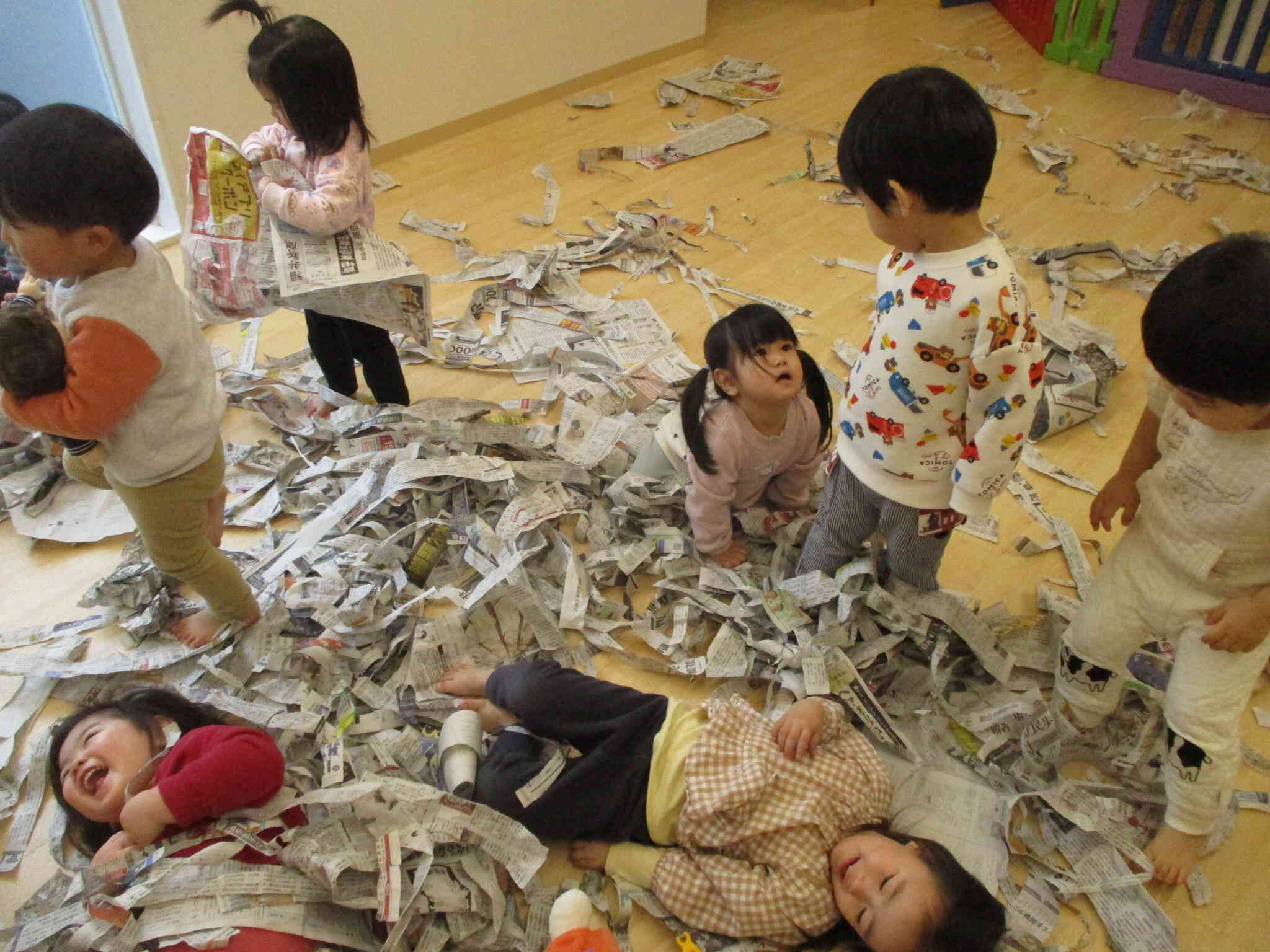 新聞紙遊びをしたよ！