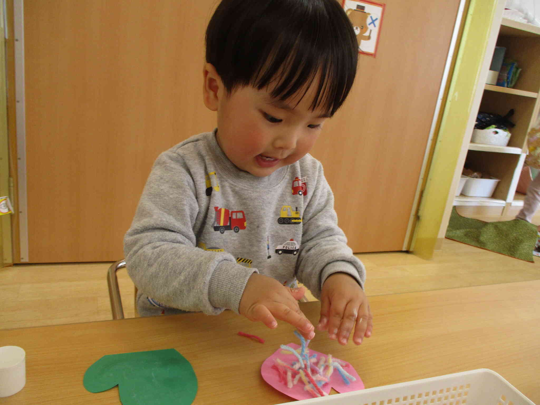 毛糸をぺたぺた