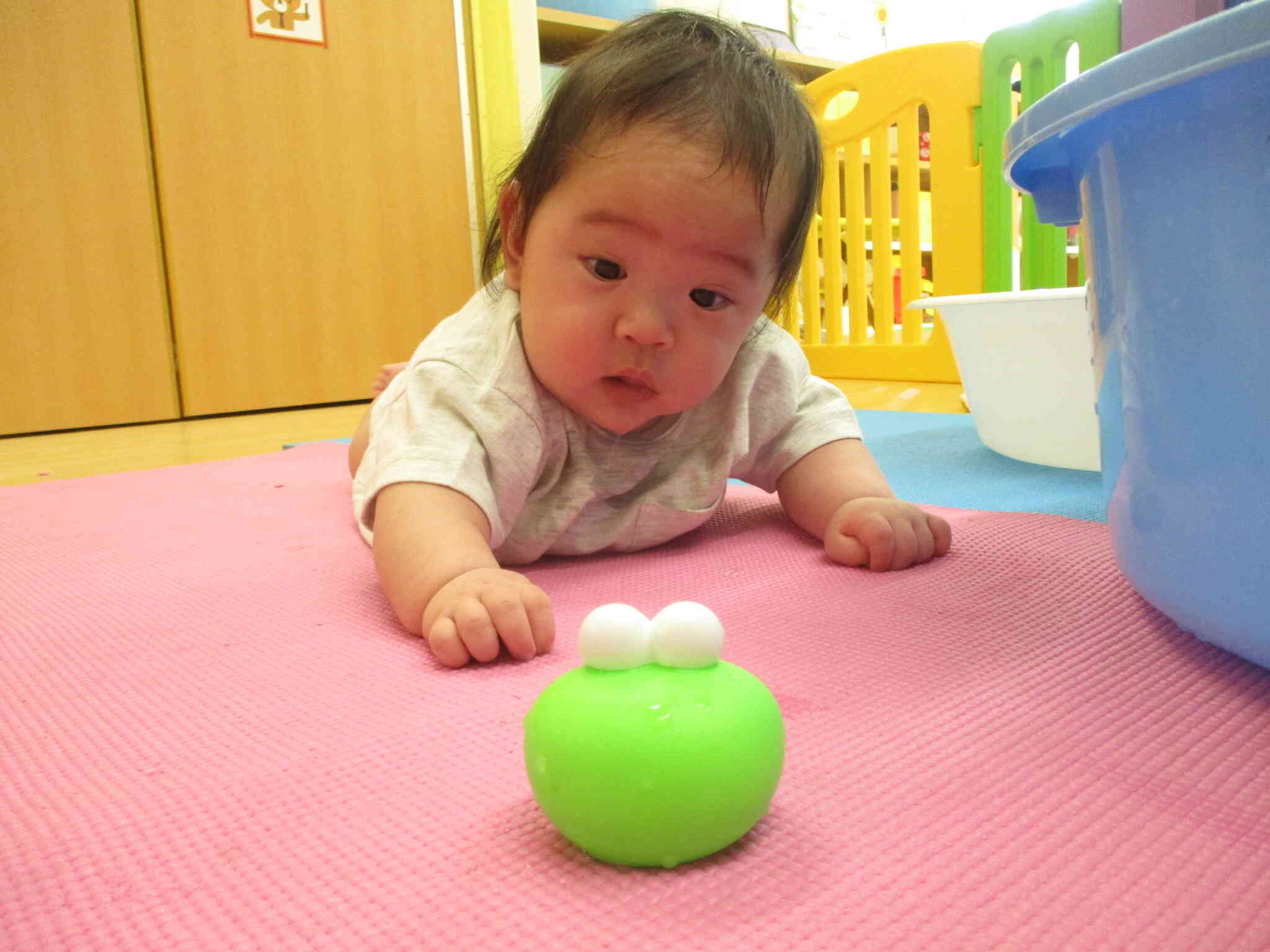カエルさんめがけてよいしょって進むよ!