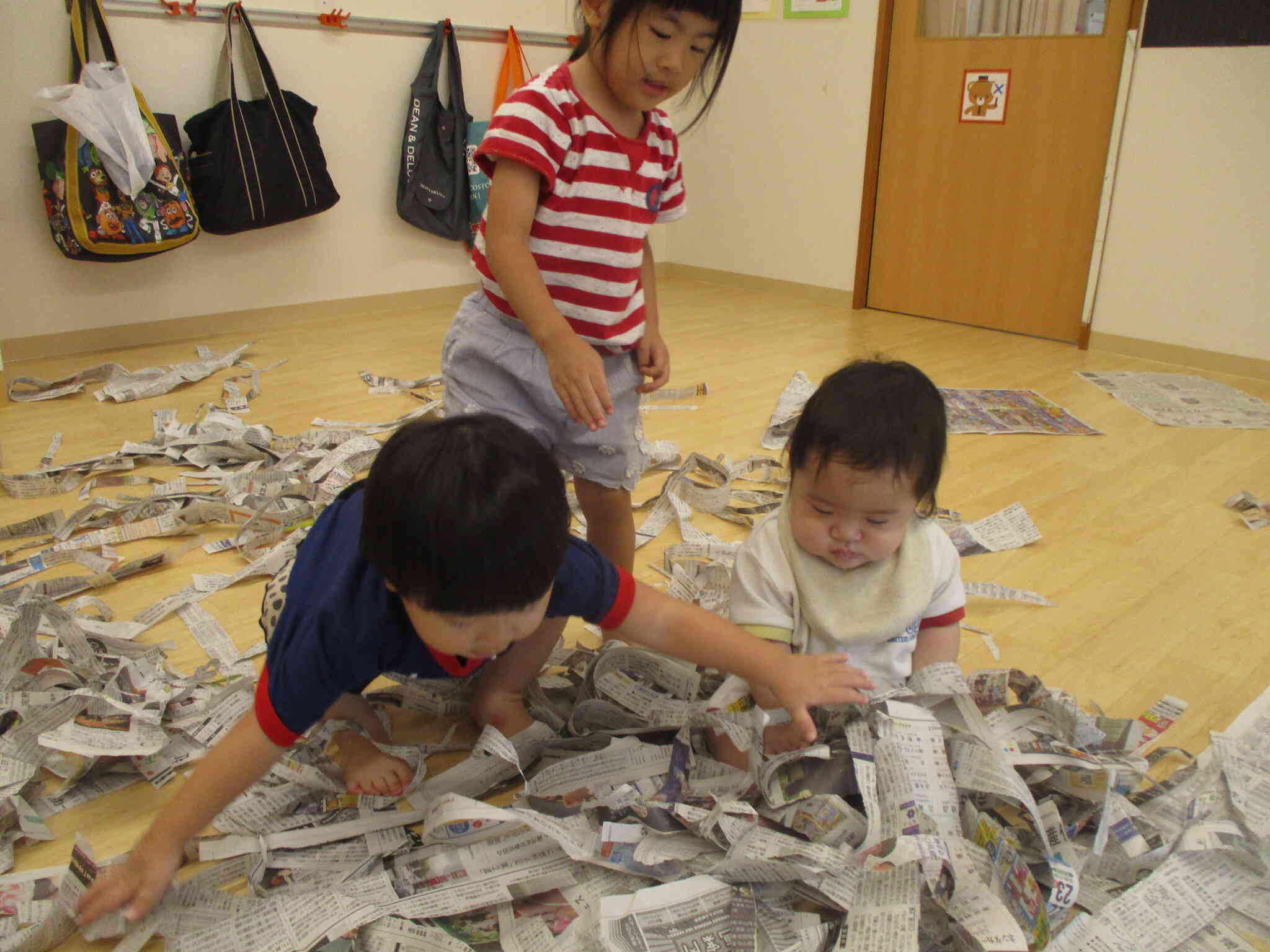 みんなで新聞紙遊びをしたよ！
