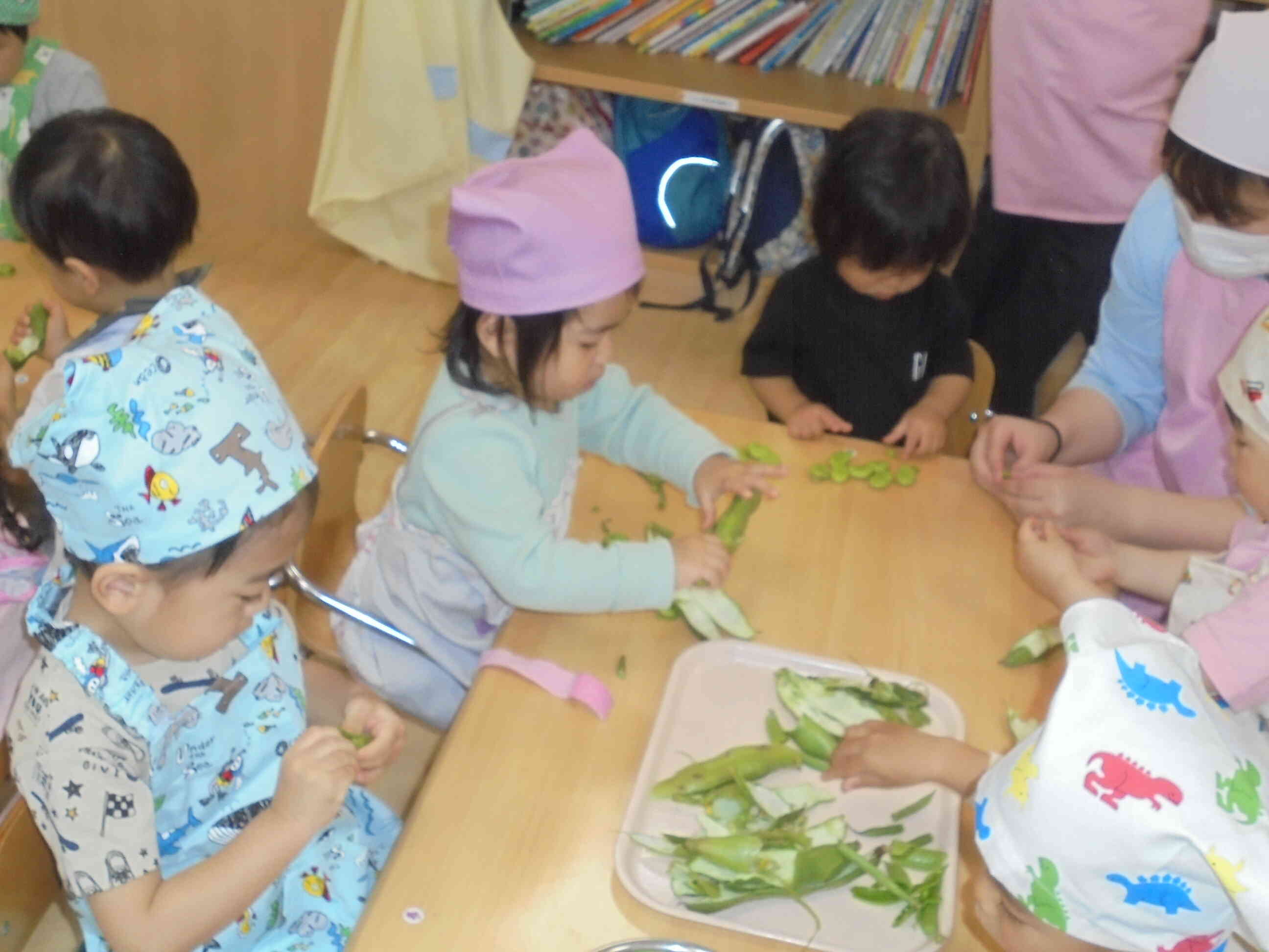 3種類のお豆の皮むきに挑戦