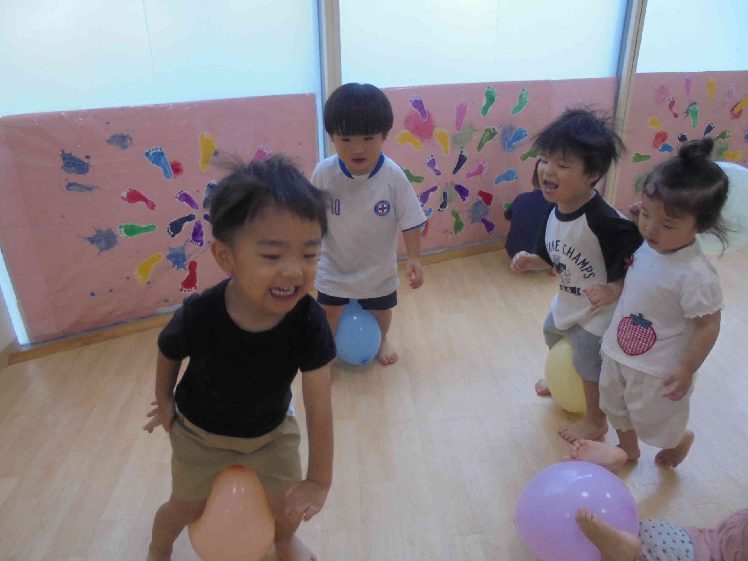 お次は風船を足に挟んで「うさぎさん！」