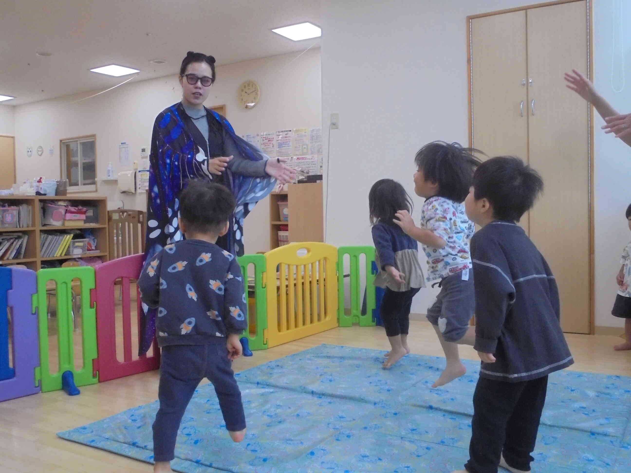 始まりと終わりには英語の歌を歌います