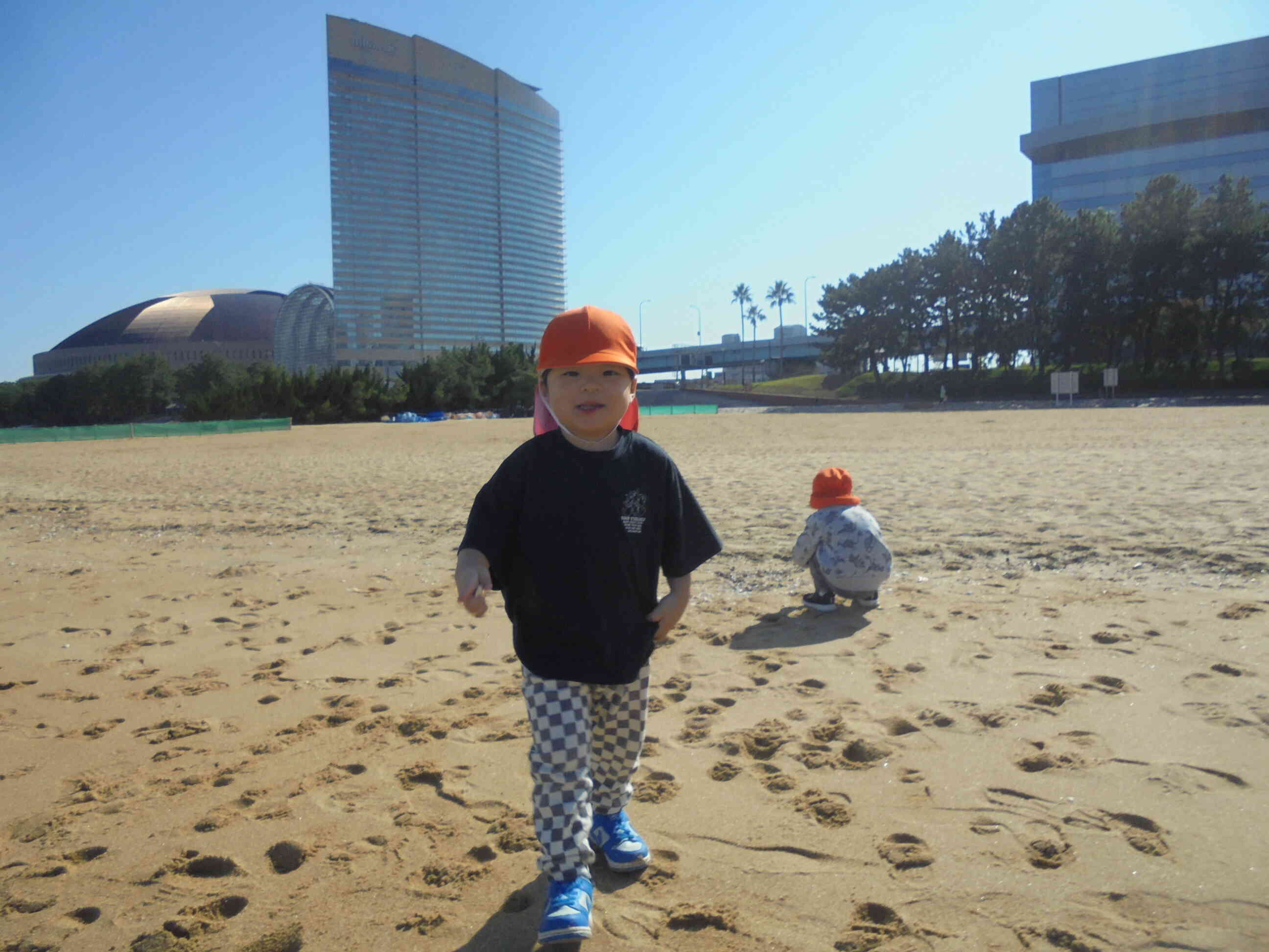 ドームをバックにポーズ！