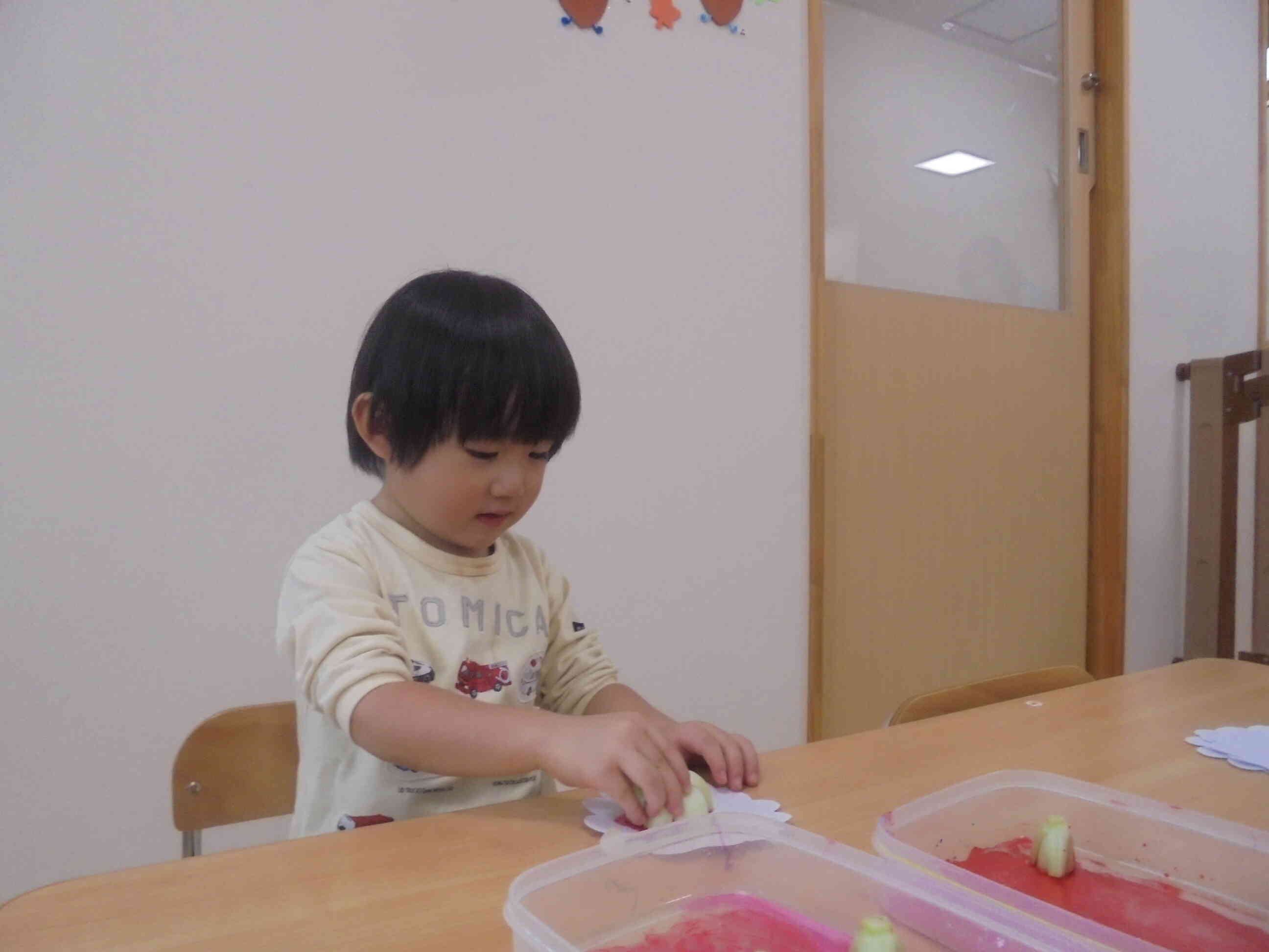 野菜の茎でお花ができるので不思議そうです