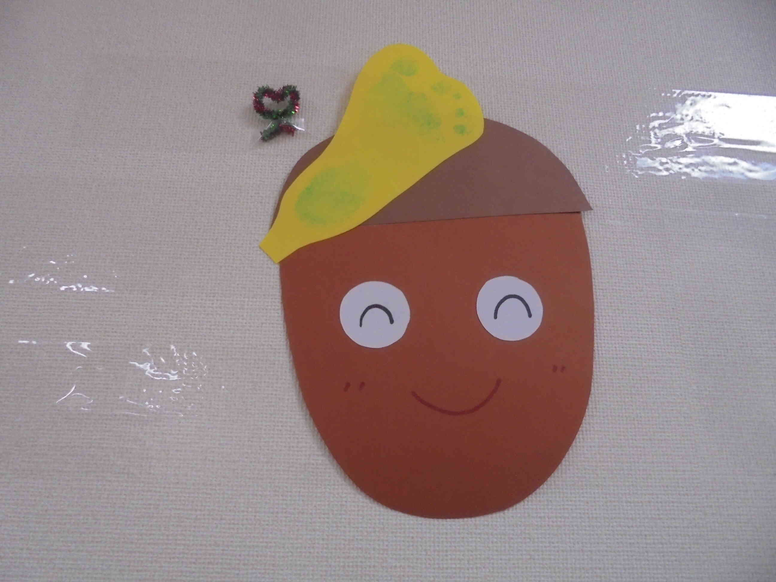 どんぐりとイチョウの葉っぱ